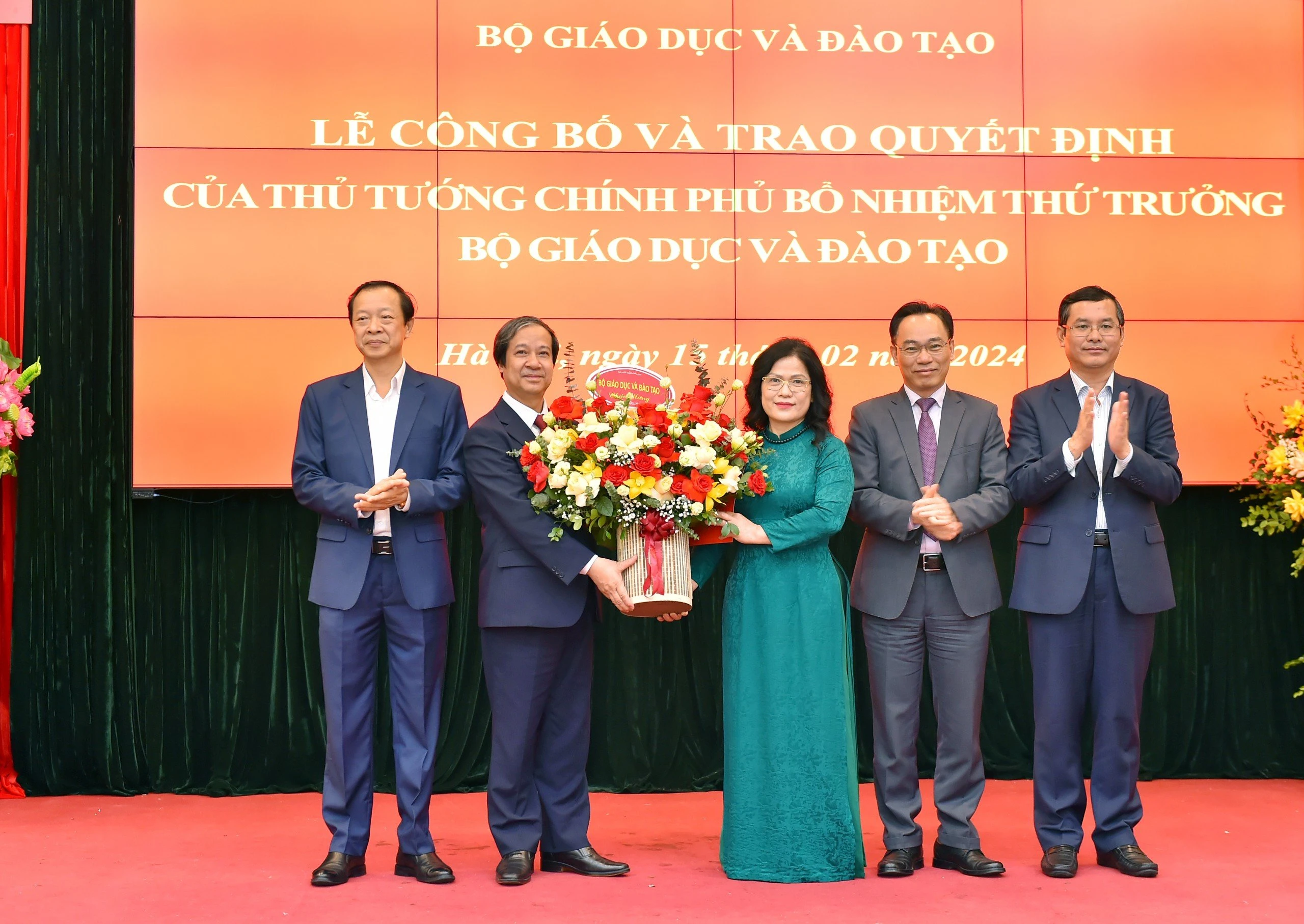 Bộ trưởng Nguyễn Kim Sơn và các Thứ trưởng: Nguyễn Văn Phúc, Phạm Ngọc Thưởng, Hoàng Minh Sơn tặng hoa chúc mừng tân Thứ trưởng Nguyễn Thị Kim Chi.