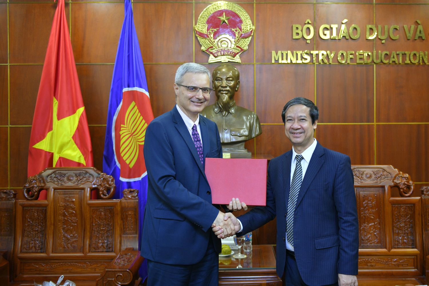 Bộ trưởng tặng quà ngài Nicolas Warnery và chúc mừng ngài Đại sứ hoàn thành nhiệm kỳ công tác tại Việt Nam. Bộ trưởng tặng quà ngài Nicolas Warnery và chúc mừng ngài Đại sứ hoàn thành nhiệm kỳ công tác tại Việt Nam.