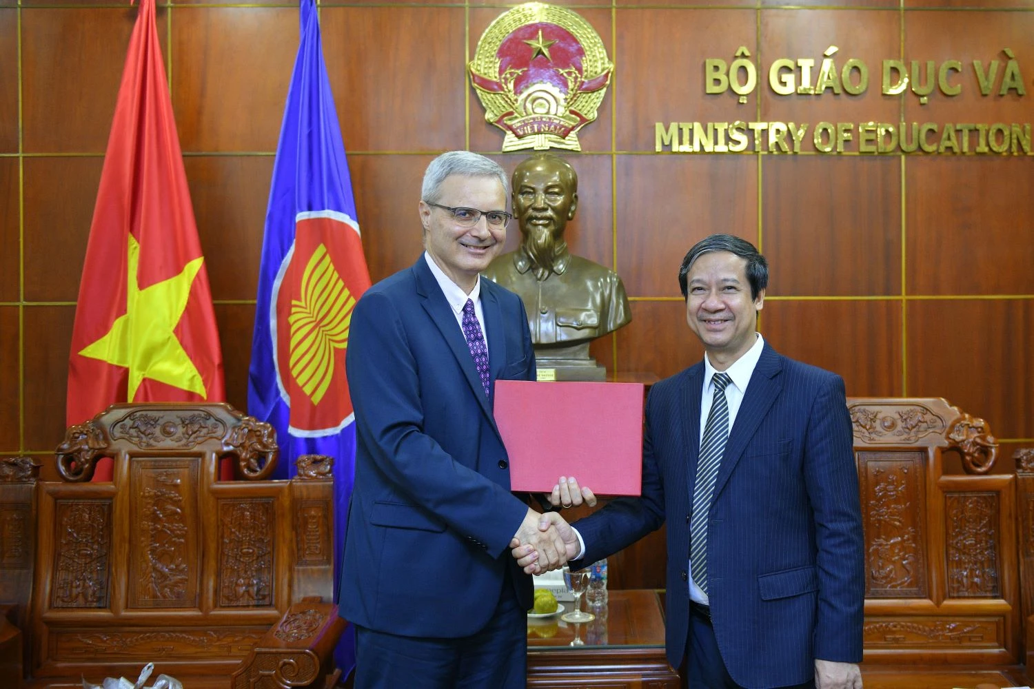 Bộ trưởng tặng quà ngài Nicolas Warnery và chúc mừng ngài Đại sứ hoàn thành nhiệm kỳ công tác tại Việt Nam.