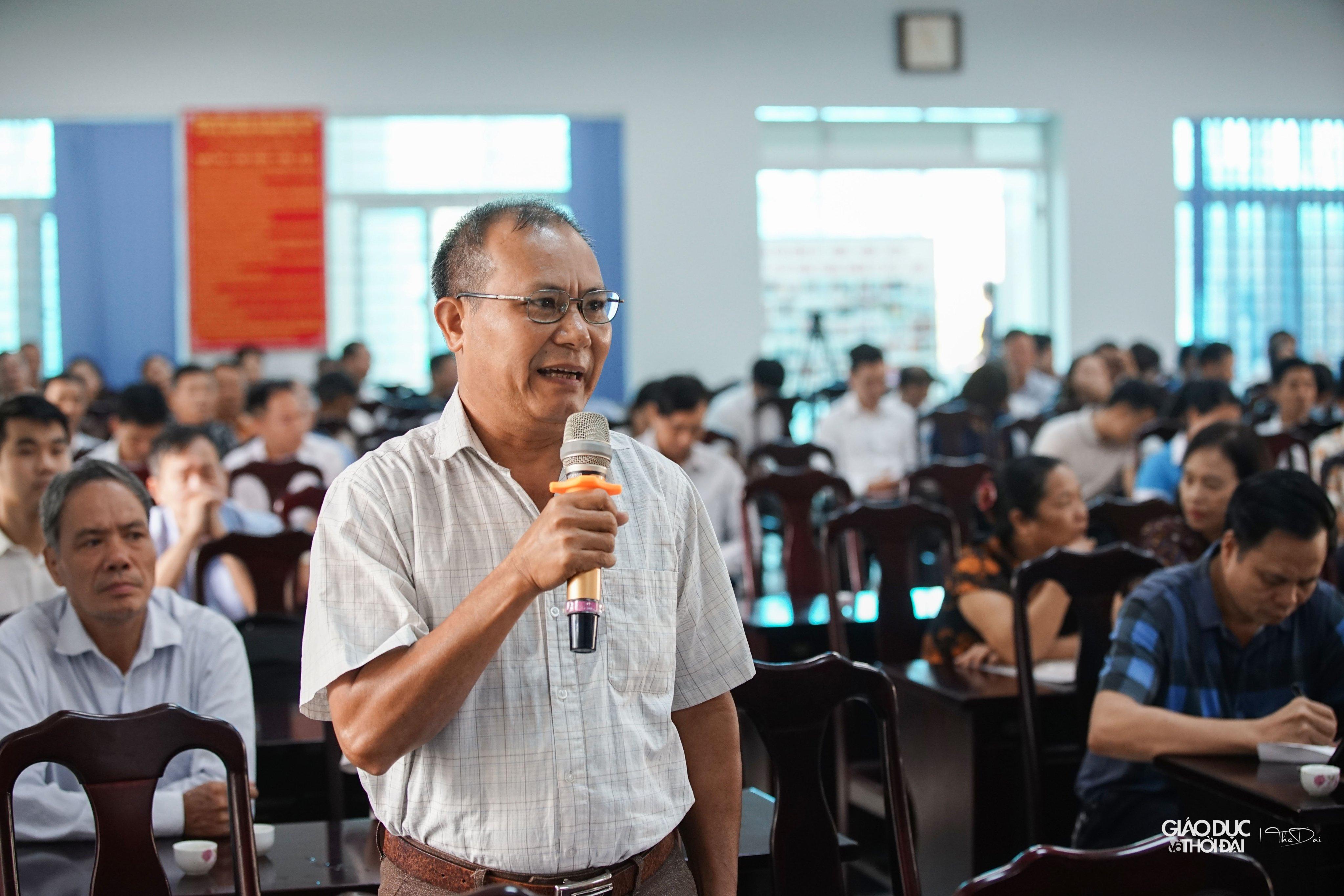 Cử tri gửi ý kiến đến các đại biểu Quốc hội tại buổi tiếp xúc.