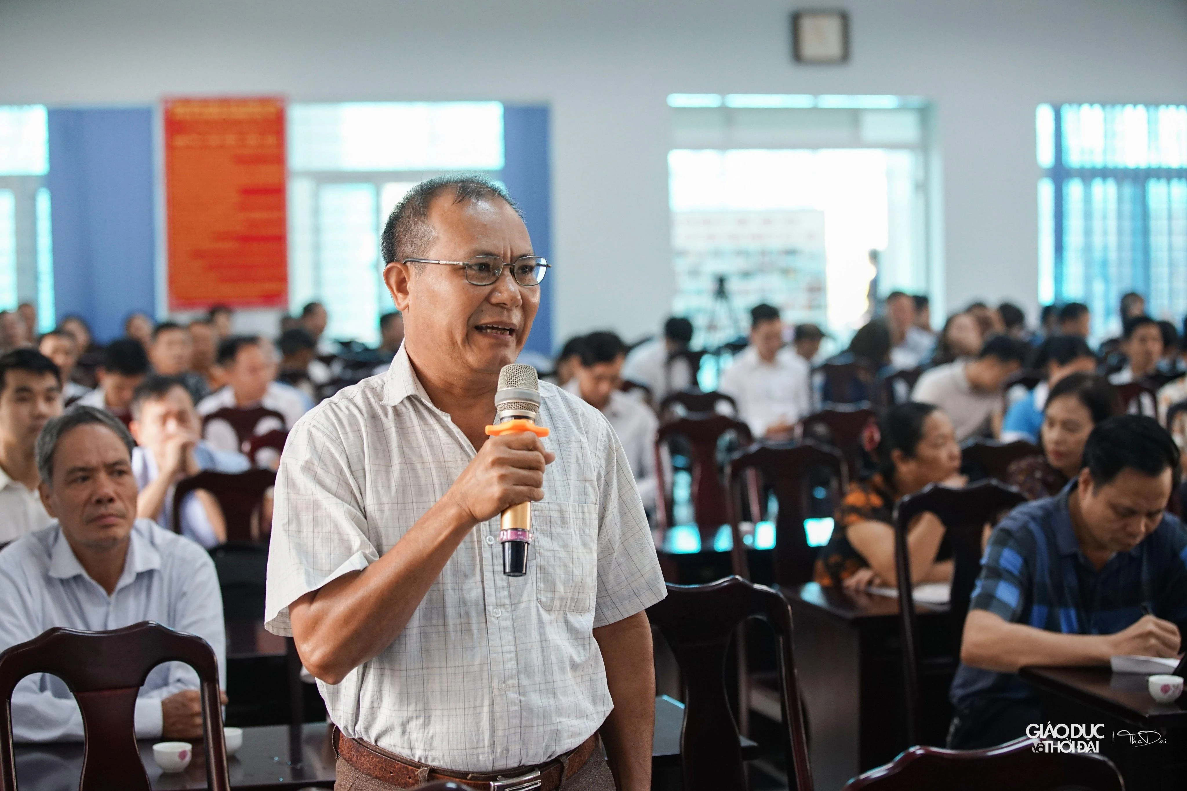 Cử tri gửi ý kiến đến các đại biểu Quốc hội tại buổi tiếp xúc.