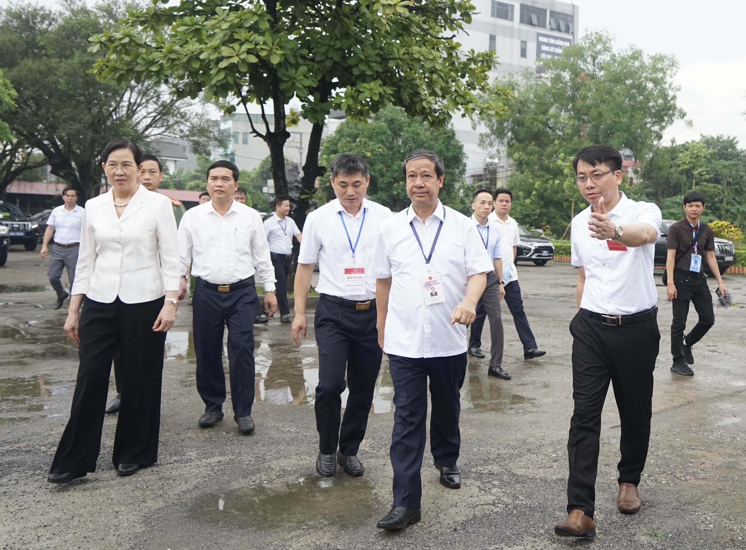 Bộ trưởng Bộ GD&ĐT Nguyễn Kim Sơn, Bí thư tỉnh ủy Hà Nam Lê Thị Thủy tại Điểm thi Trường THPT B Duy Tiên. Bộ trưởng Bộ GD&ĐT Nguyễn Kim Sơn, Bí thư tỉnh ủy Hà Nam Lê Thị Thủy tại Điểm thi Trường THPT B Duy Tiên.