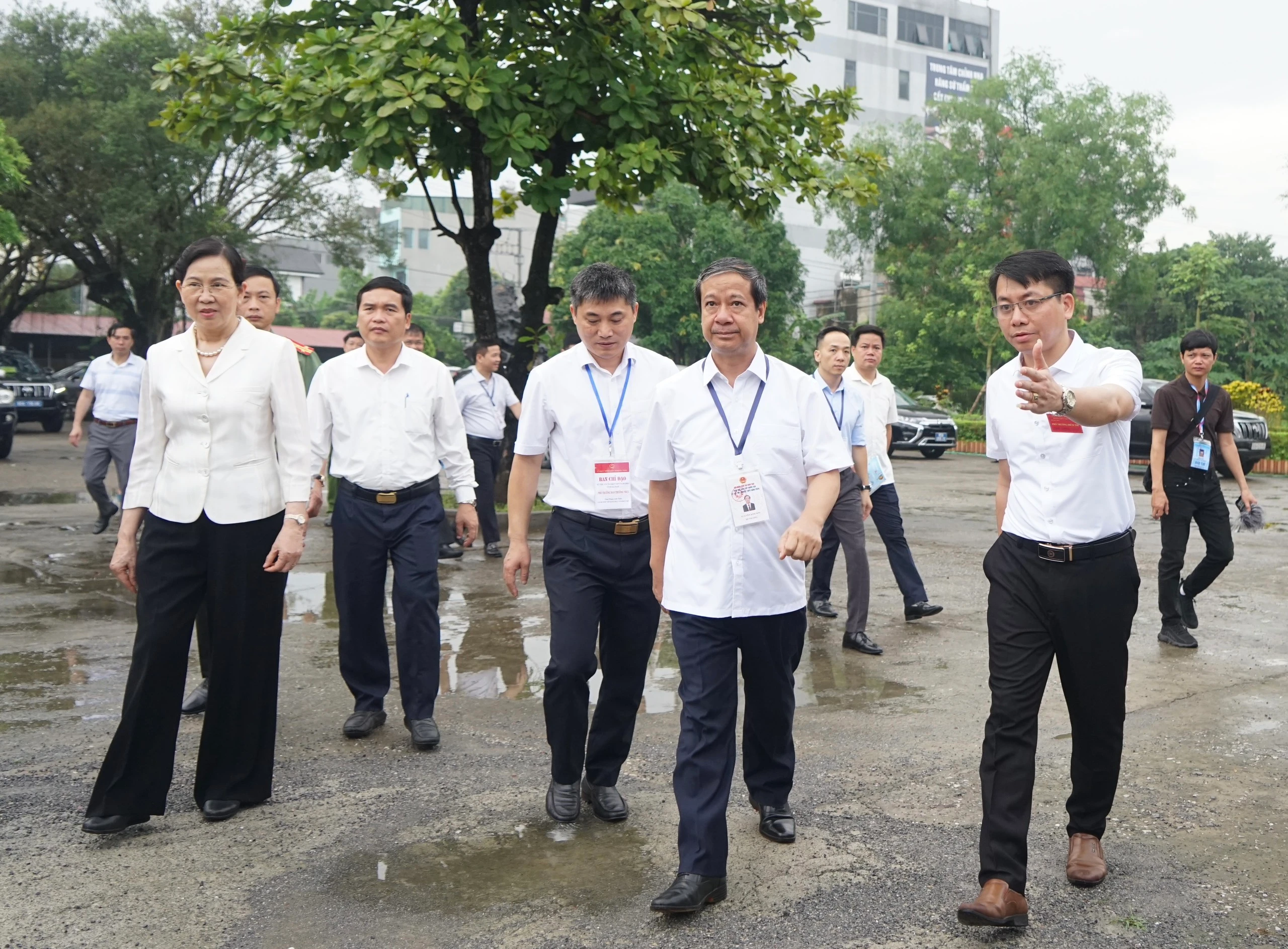 Bộ trưởng Bộ GD&amp;ĐT Nguyễn Kim Sơn, Bí thư tỉnh ủy Hà Nam Lê Thị Thủy tại Điểm thi Trường THPT B Duy Tiên.