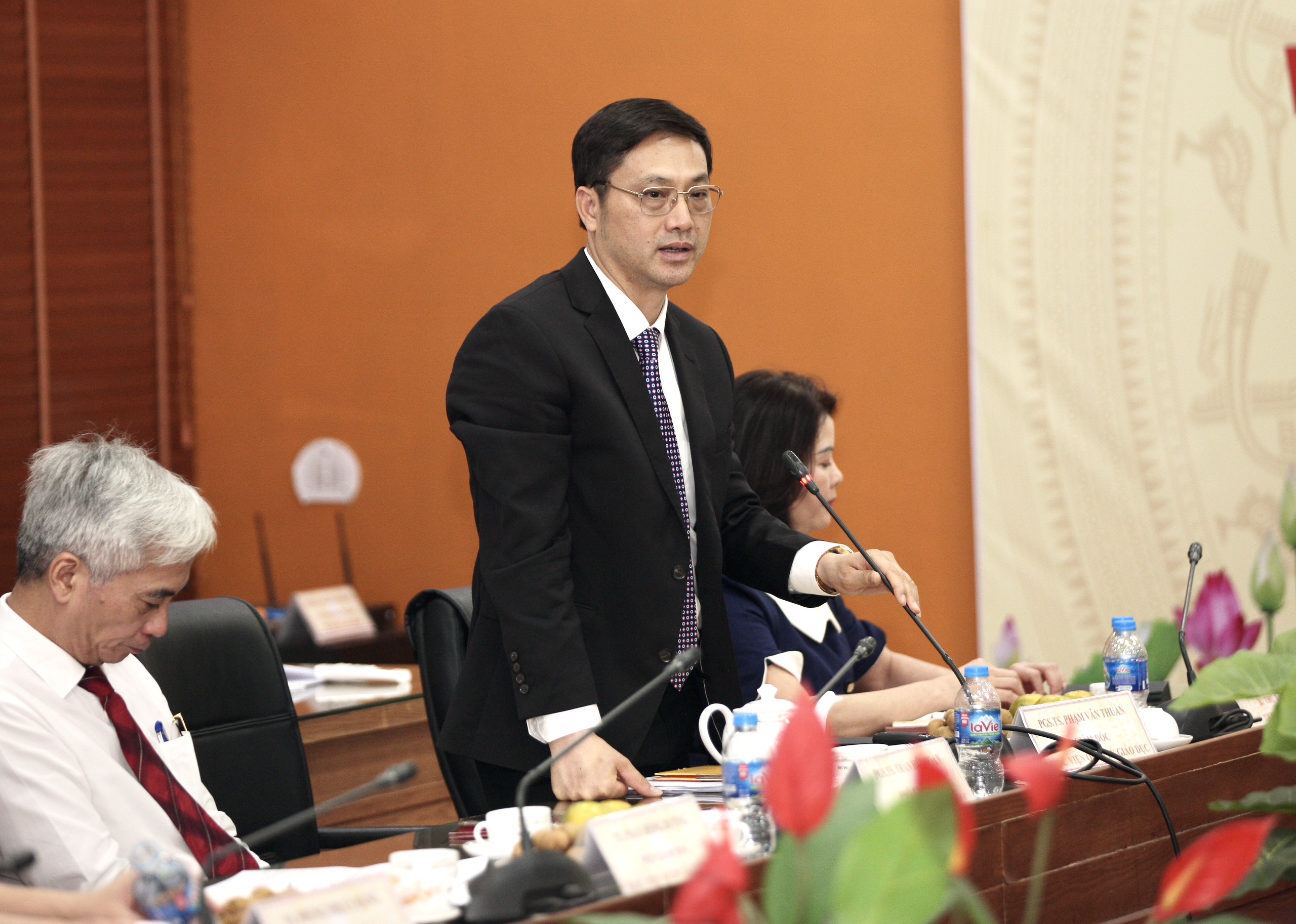 Giám đốc Học viện Quản lý giáo dục Phạm Văn Thuần phát biểu tại buổi làm việc.