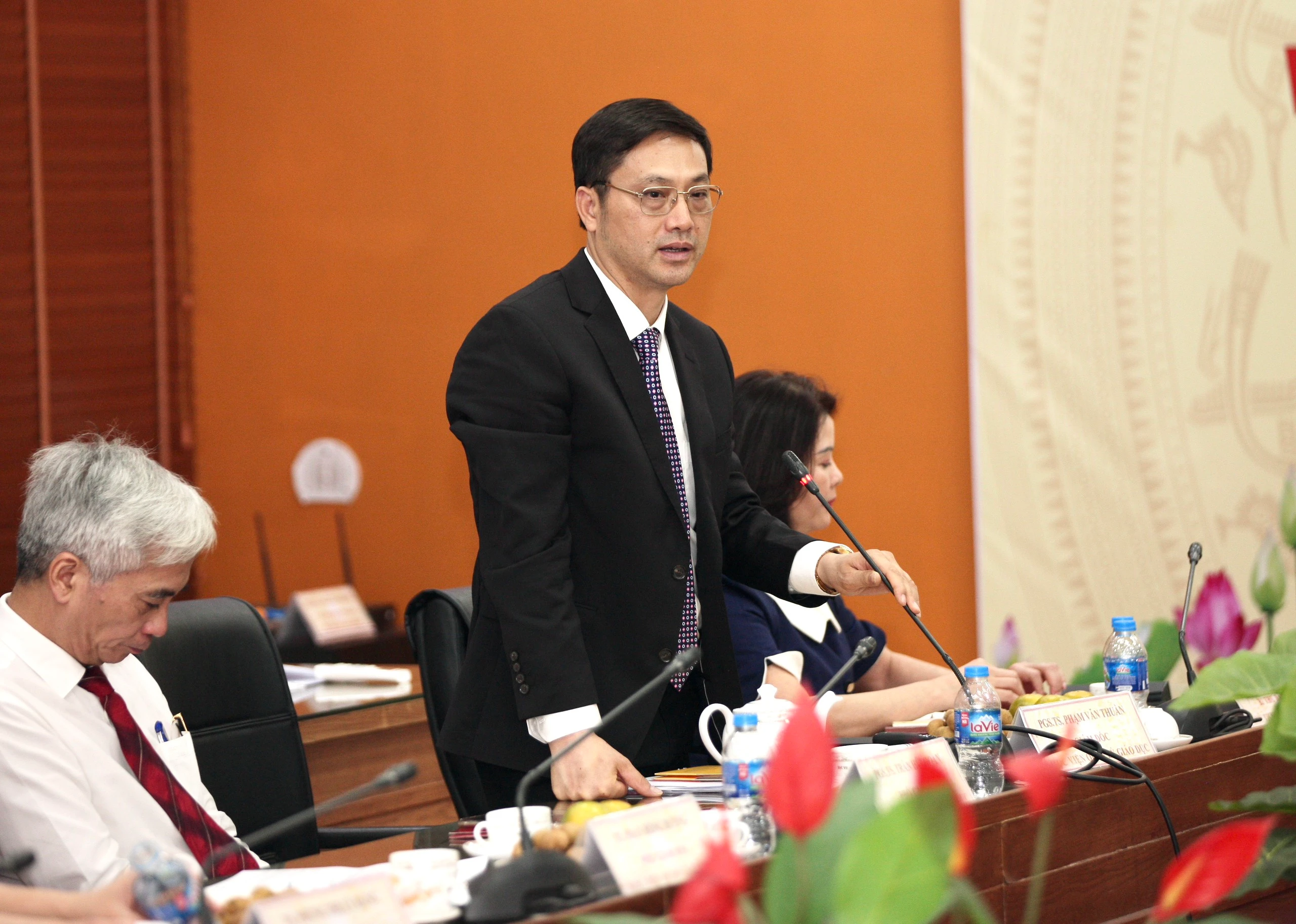 Giám đốc Học viện Quản lý giáo dục Phạm Văn Thuần phát biểu tại buổi làm việc.