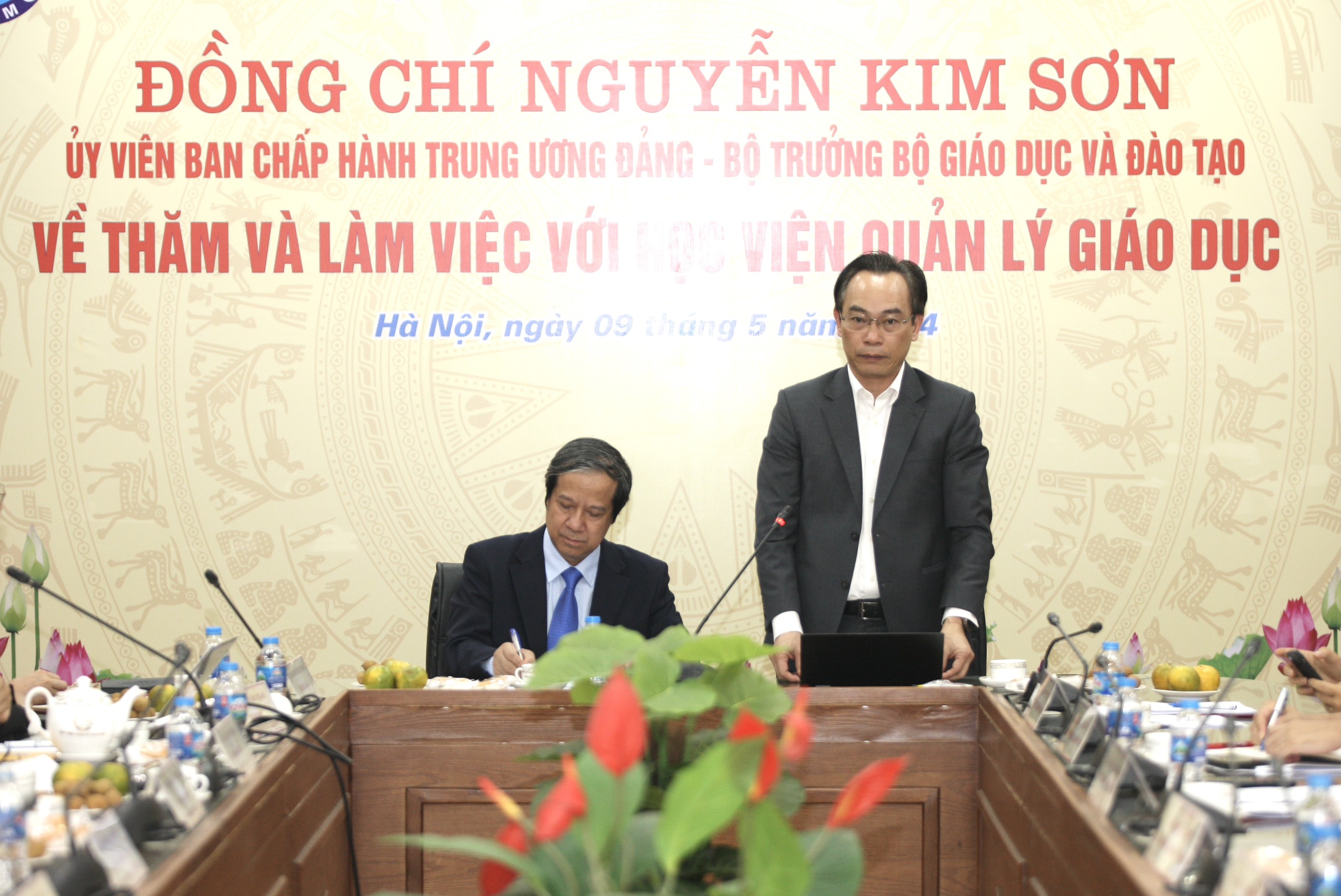 Thứ trưởng Hoàng Minh Sơn phát biểu tại buổi làm việc.