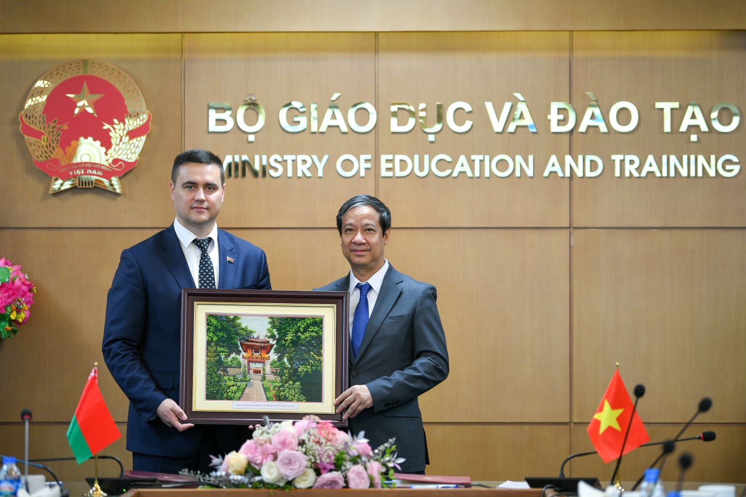 Tặng quà lưu niệm nhân dịp Bộ trưởng Bộ Giáo dục Belarus Ivanets Andrei Ivanovich và đoàn công tác đến thăm, làm việc tại Bộ GD&ĐT. Tặng quà lưu niệm nhân dịp Bộ trưởng Bộ Giáo dục Belarus Ivanets Andrei Ivanovich và đoàn công tác đến thăm, làm việc tại Bộ GD&ĐT.