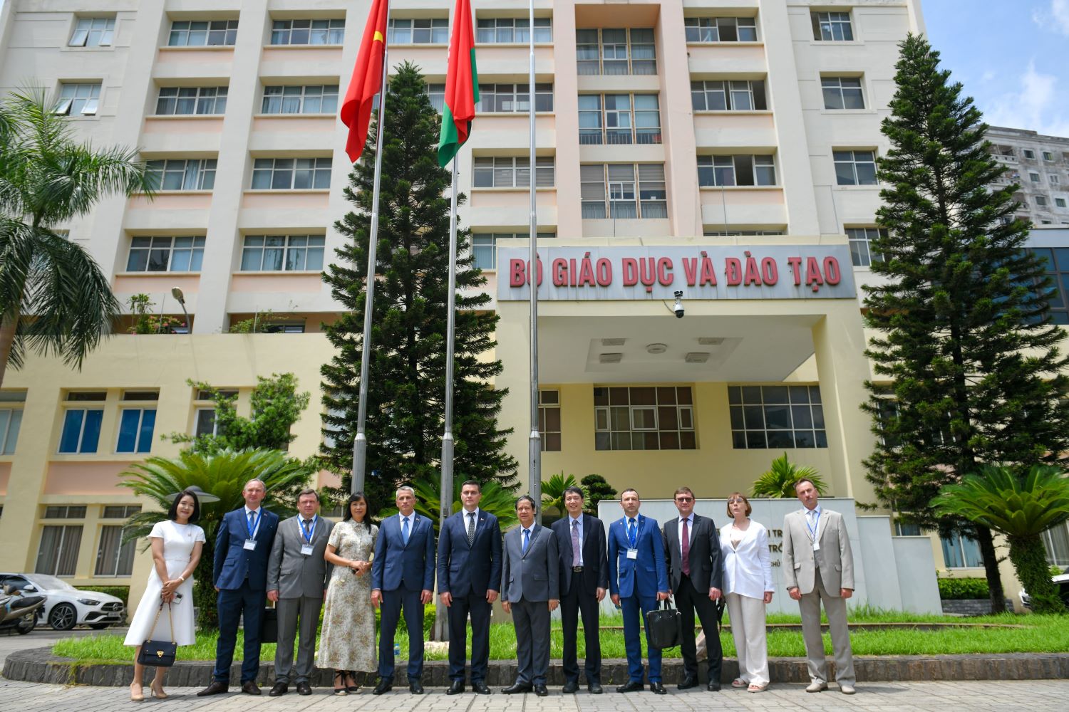 Bộ trưởng Bộ GD&ĐT Nguyễn Kim Sơn chụp ảnh lưu niệm cùng đoàn công tác của Bộ Giáo dục Belarus. Bộ trưởng Bộ GD&ĐT Nguyễn Kim Sơn chụp ảnh lưu niệm cùng đoàn công tác của Bộ Giáo dục Belarus.