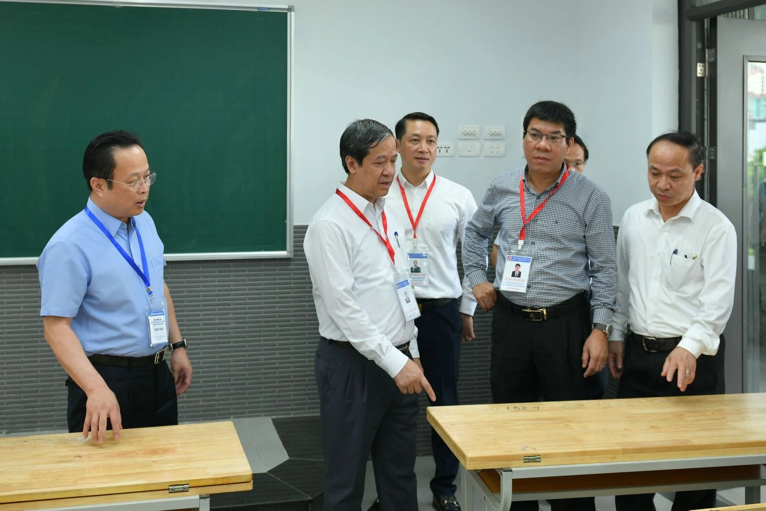 Bộ trưởng Nguyễn Kim Sơn và đoàn công tác kiểm tra công tác chuẩn bị thi tốt nghiệp THPT tại Điểm thi Trường THCS Trần Duy Hưng - Cầu Giấy.