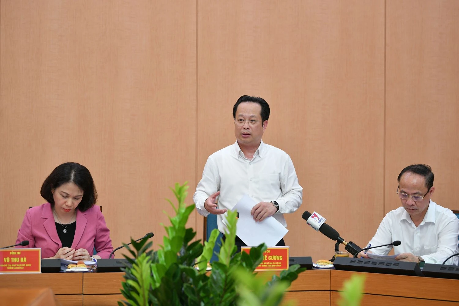 Ông Trần Thế Cương, Giám đốc Sở GD&amp;ĐT Hà Nội báo cáo về công tác chuẩn bị tổ chức Kỳ thi tốt nghiệp THPT trên địa bàn thành phố.