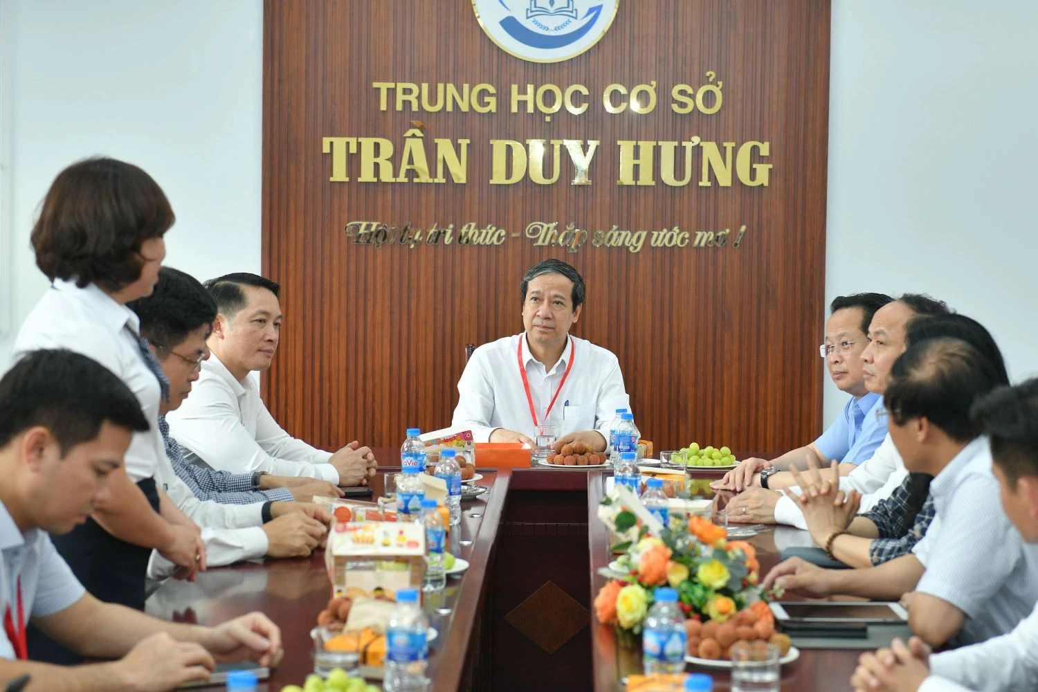 Bộ trưởng Nguyễn Kim Sơn và đoàn công tác kiểm tra công tác làm việc tại Điểm thi Trường THCS Trần Duy Hưng - Cầu Giấy.