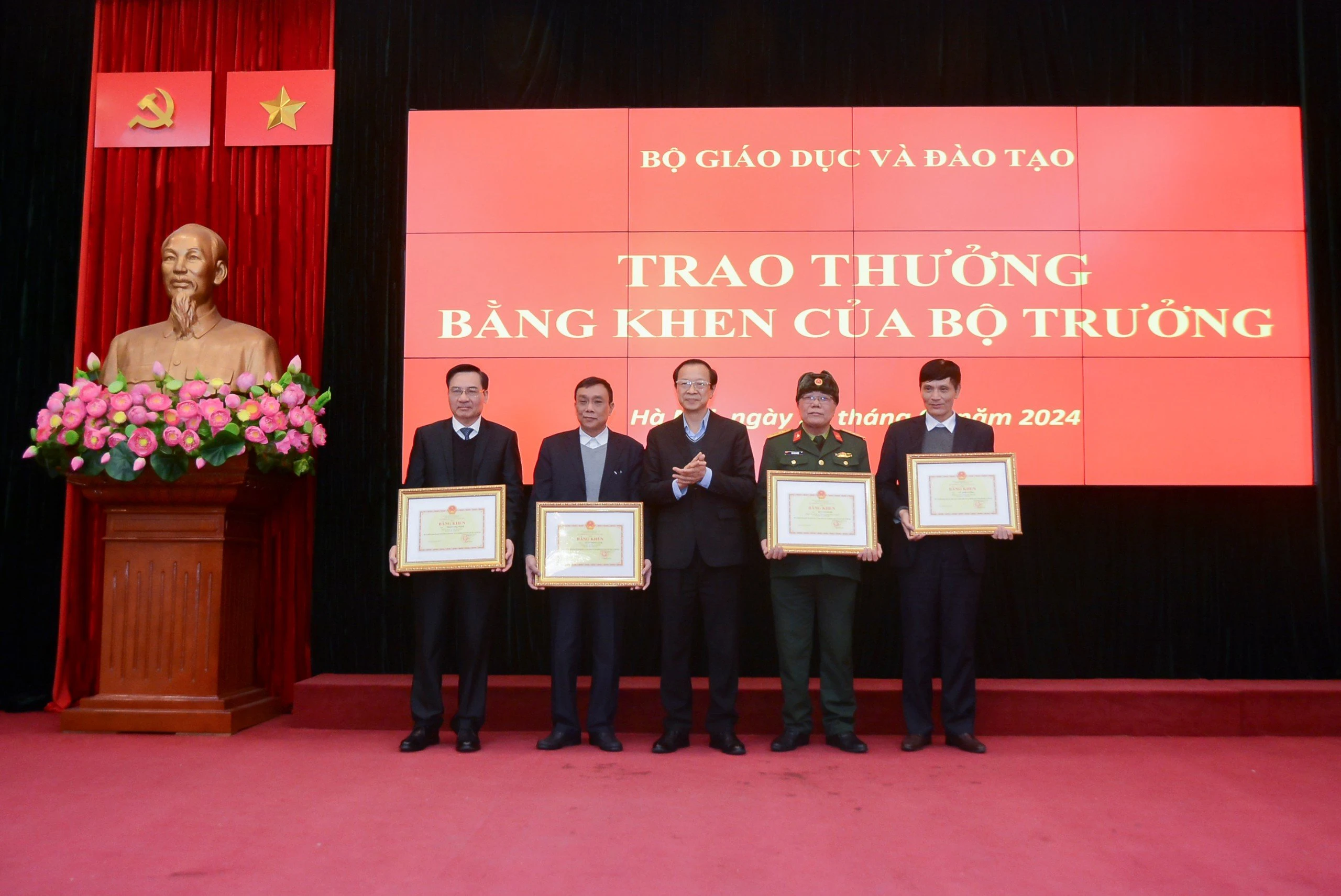 Thứ trưởng Phạm Ngọc Thưởng trao Bằng khen của Bộ trưởng cho 13 cá nhân có nhiều đóng góp cho sự nghiệp giáo dục.