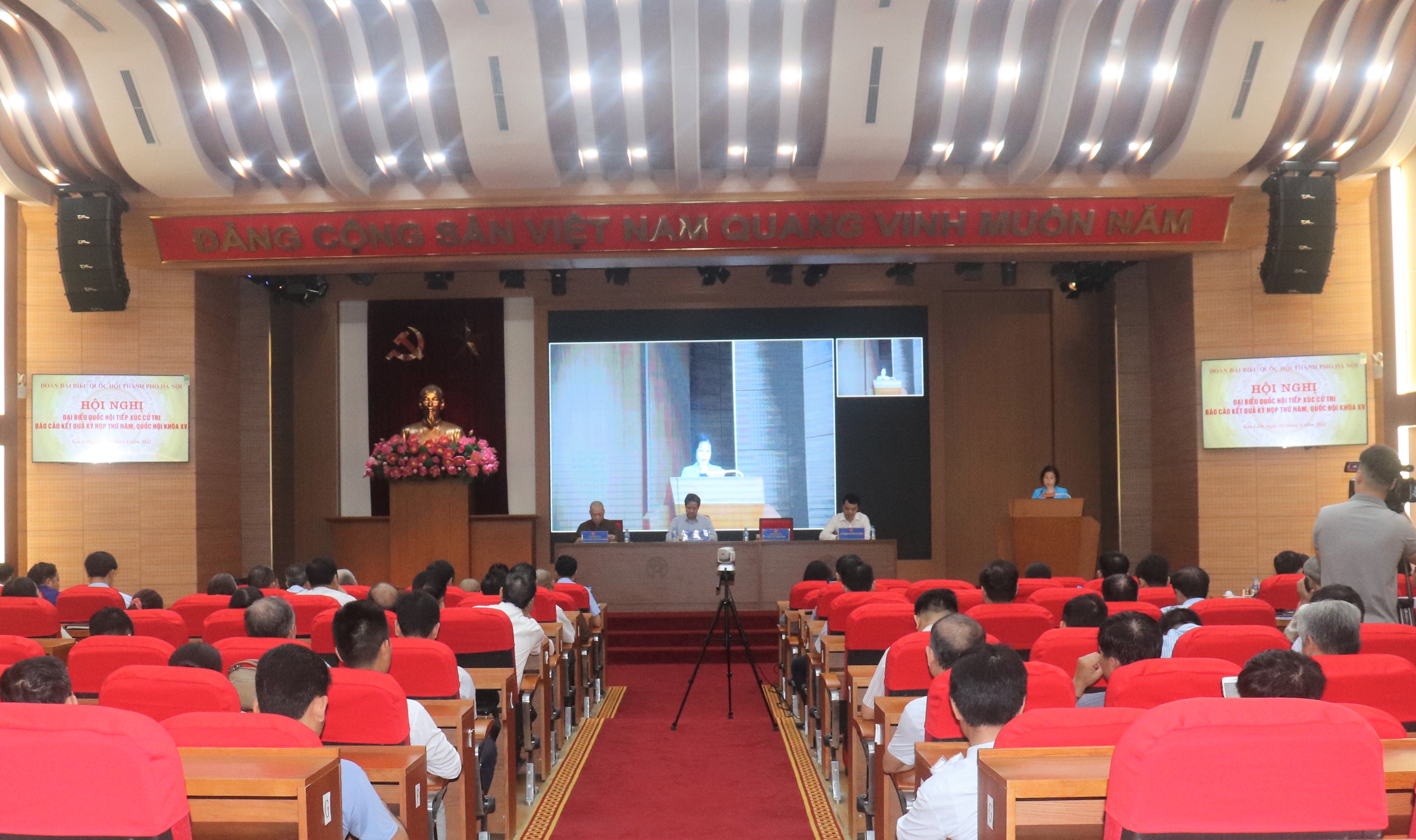 Hội nghị đại biểu Quốc hội tiếp xúc cử tri sau kỳ họp thứ V, Quốc hội khóa XV huyện Gia Lâm, quận Hoàng Mai (Hà Nội).