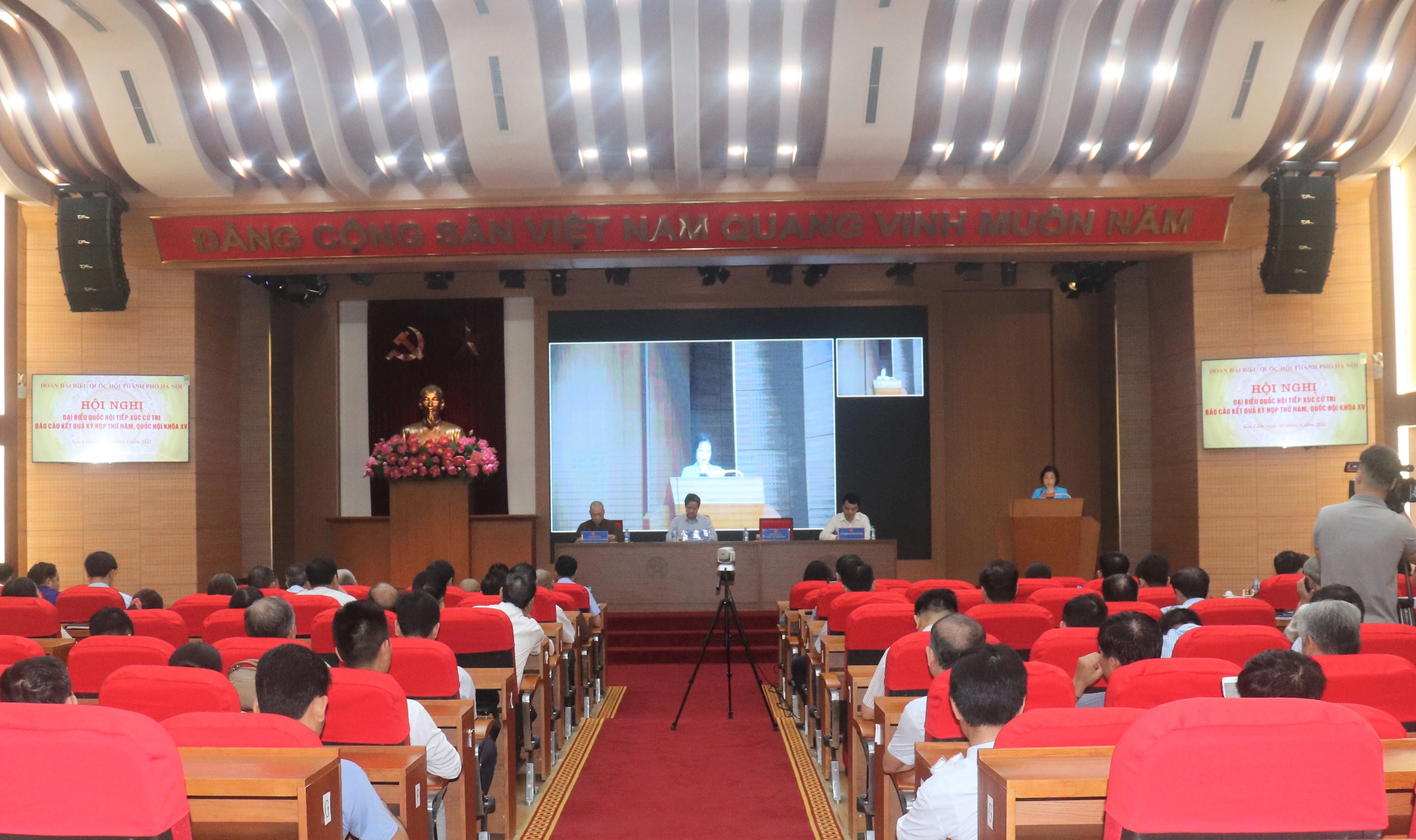 Hội nghị đại biểu Quốc hội tiếp xúc cử tri sau kỳ họp thứ V, Quốc hội khóa XV huyện Gia Lâm, quận Hoàng Mai (Hà Nội).