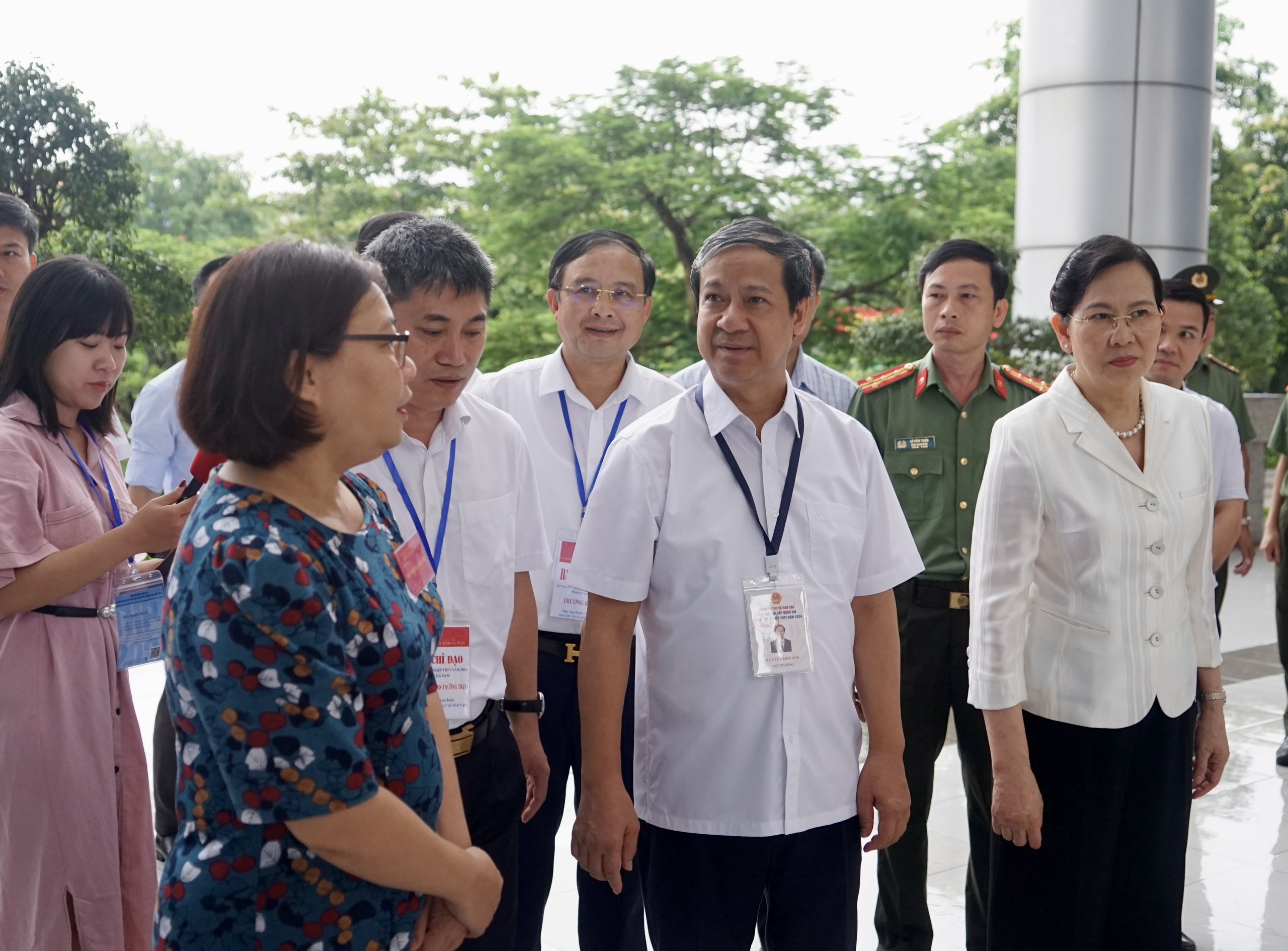 Bộ trưởng hỏi thăm tình hình chuẩn bị các điều kiện tổ chức Kỳ thi tại Điểm thi Trường THPT Chuyên Biên Hòa. Bộ trưởng hỏi thăm tình hình chuẩn bị các điều kiện tổ chức Kỳ thi tại Điểm thi Trường THPT Chuyên Biên Hòa.