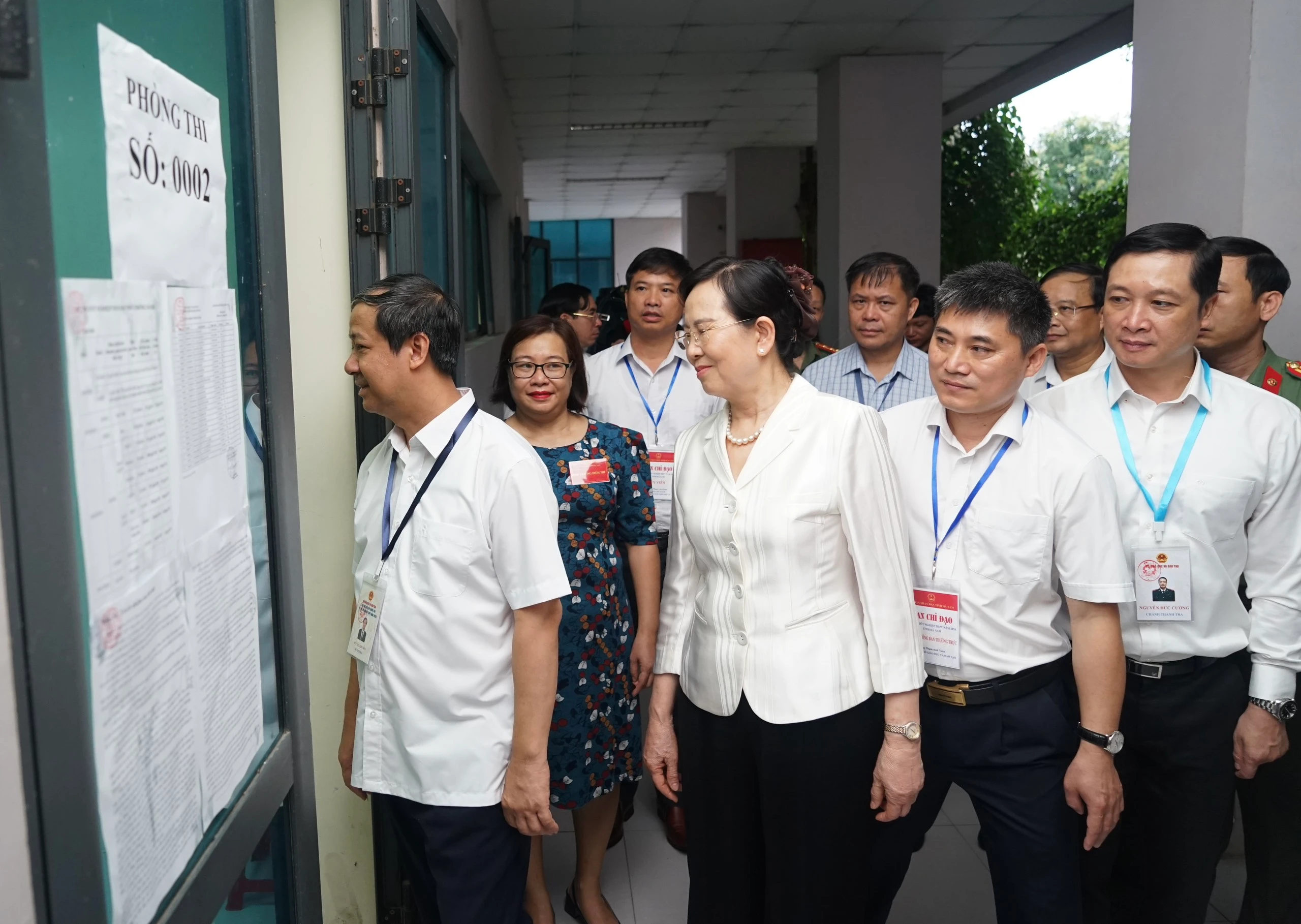 Bộ trưởng và đồng chí Bí thư tỉnh ủy thăm, kiểm tra tại Điểm thi Trường THPT Chuyên Biên Hòa.