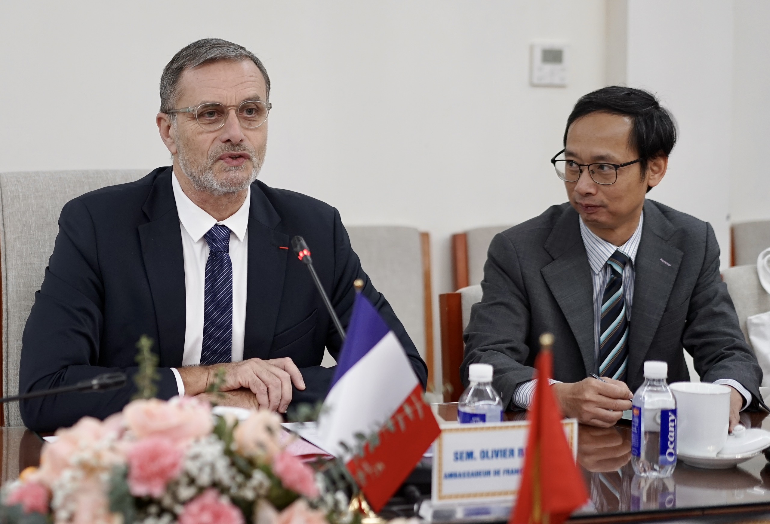 Ngài Olivier Brochet, Đại sứ Cộng hòa Pháp tại Việt Nam. Ngài Olivier Brochet, Đại sứ Cộng hòa Pháp tại Việt Nam.