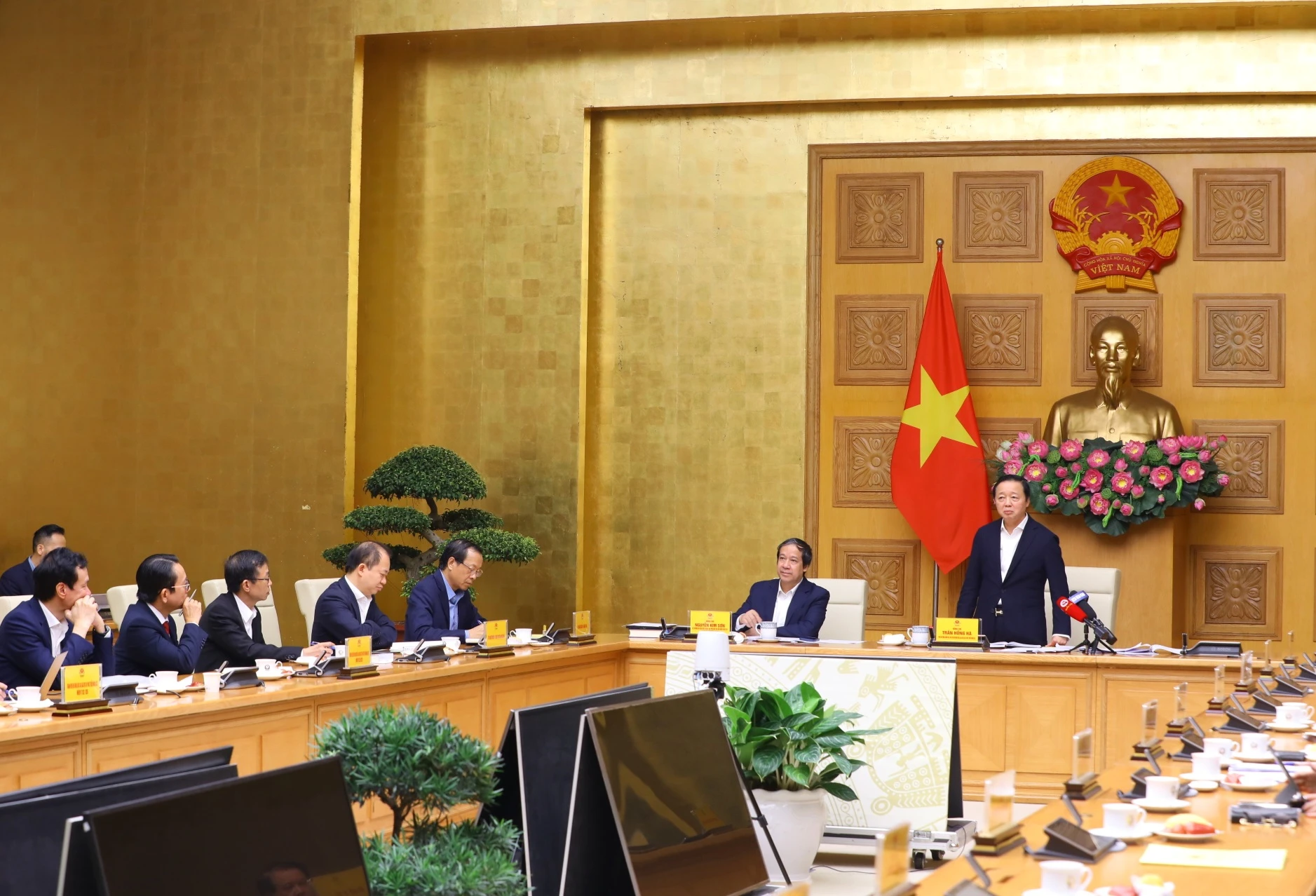 Dự phiên họp có Bộ trưởng Bộ GD&amp;ĐT Nguyễn Kim Sơn, Thứ trưởng Bộ GD&amp;ĐT Phạm Ngọc Thưởng; các uỷ viên Hội đồng; một số chuyên gia giáo dục; đại diện lãnh đạo một số bộ, ngành, địa phương.