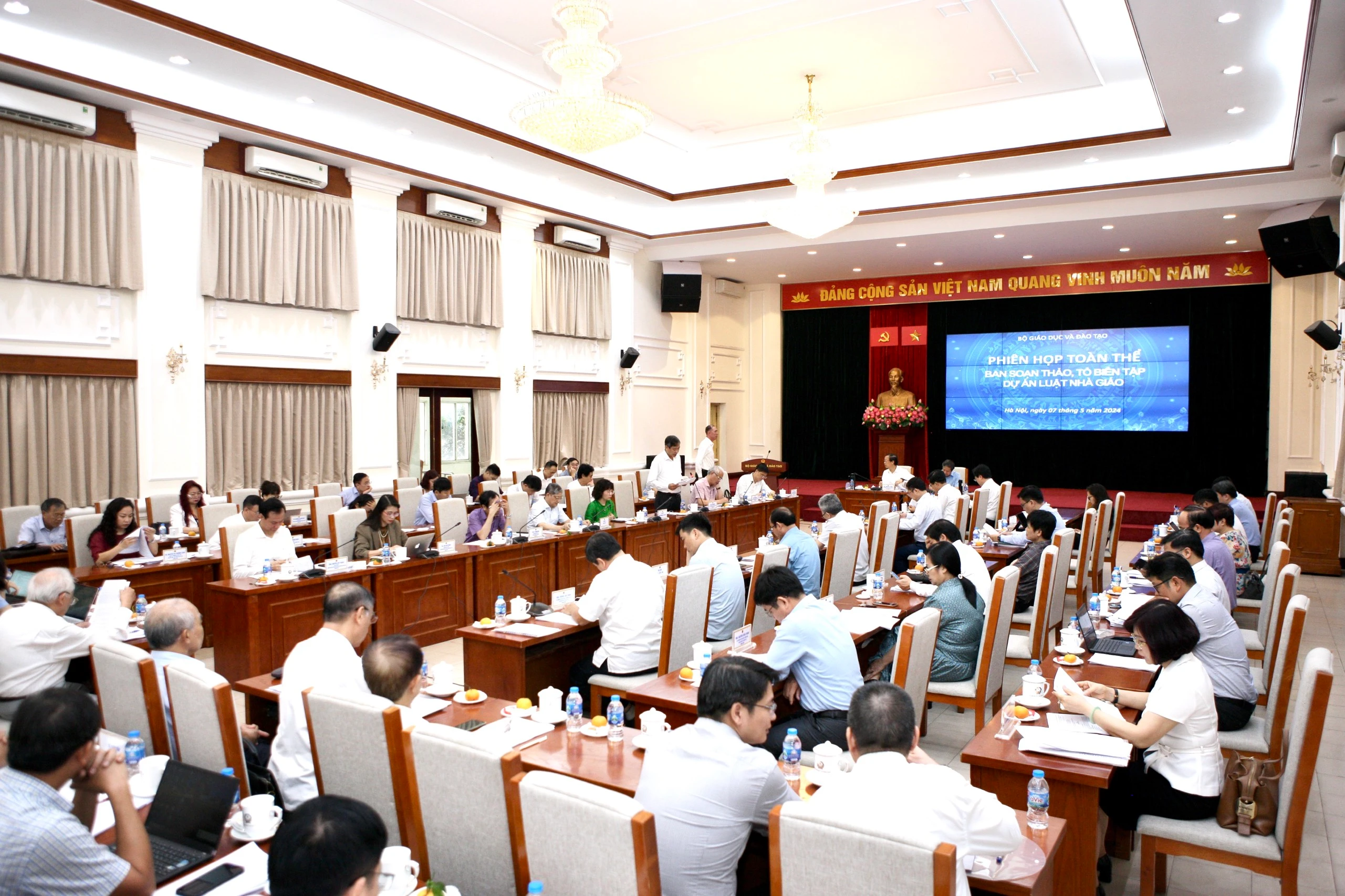 Toàn cảnh phiên họp.