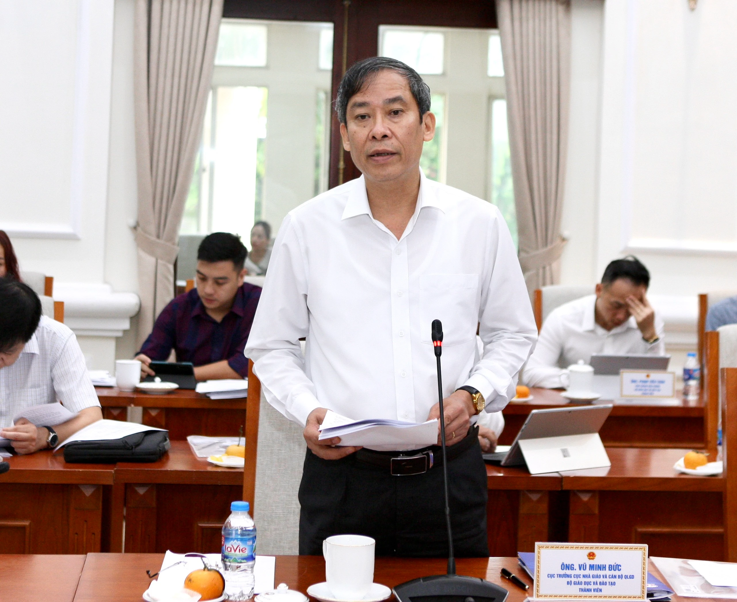 Ông Vũ Minh Đức, Cục trưởng Cục Nhà giáo và Cán bộ quản lý giáo dục (Bộ GD&amp;ĐT) báo cáo tiến độ triển khai biên soạn dự án Luật Nhà giáo và vấn đề có liên quan.