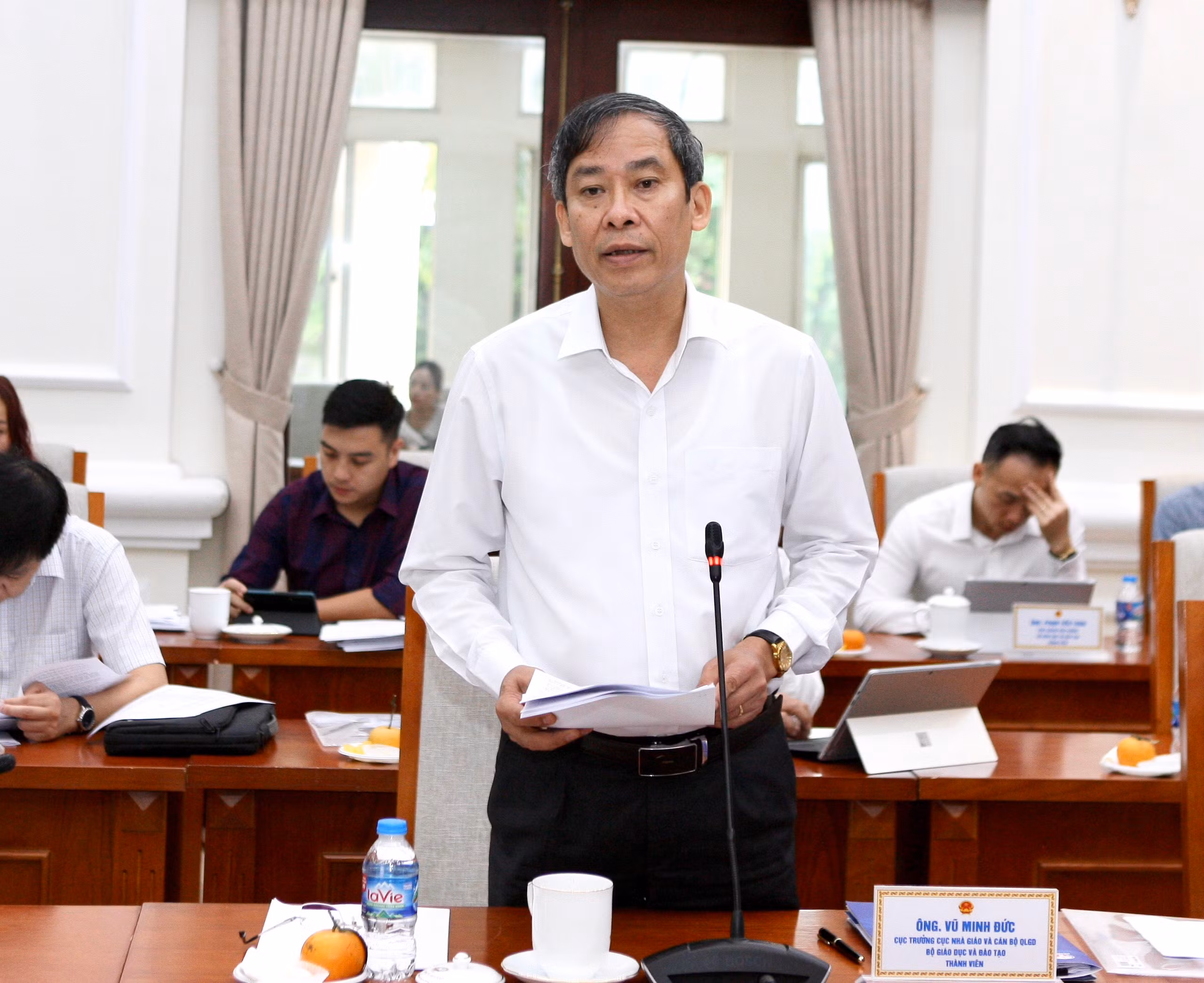 Ông Vũ Minh Đức, Cục trưởng Cục Nhà giáo và Cán bộ quản lý giáo dục (Bộ GD&amp;ĐT) báo cáo tiến độ triển khai biên soạn dự án Luật Nhà giáo và vấn đề có liên quan.