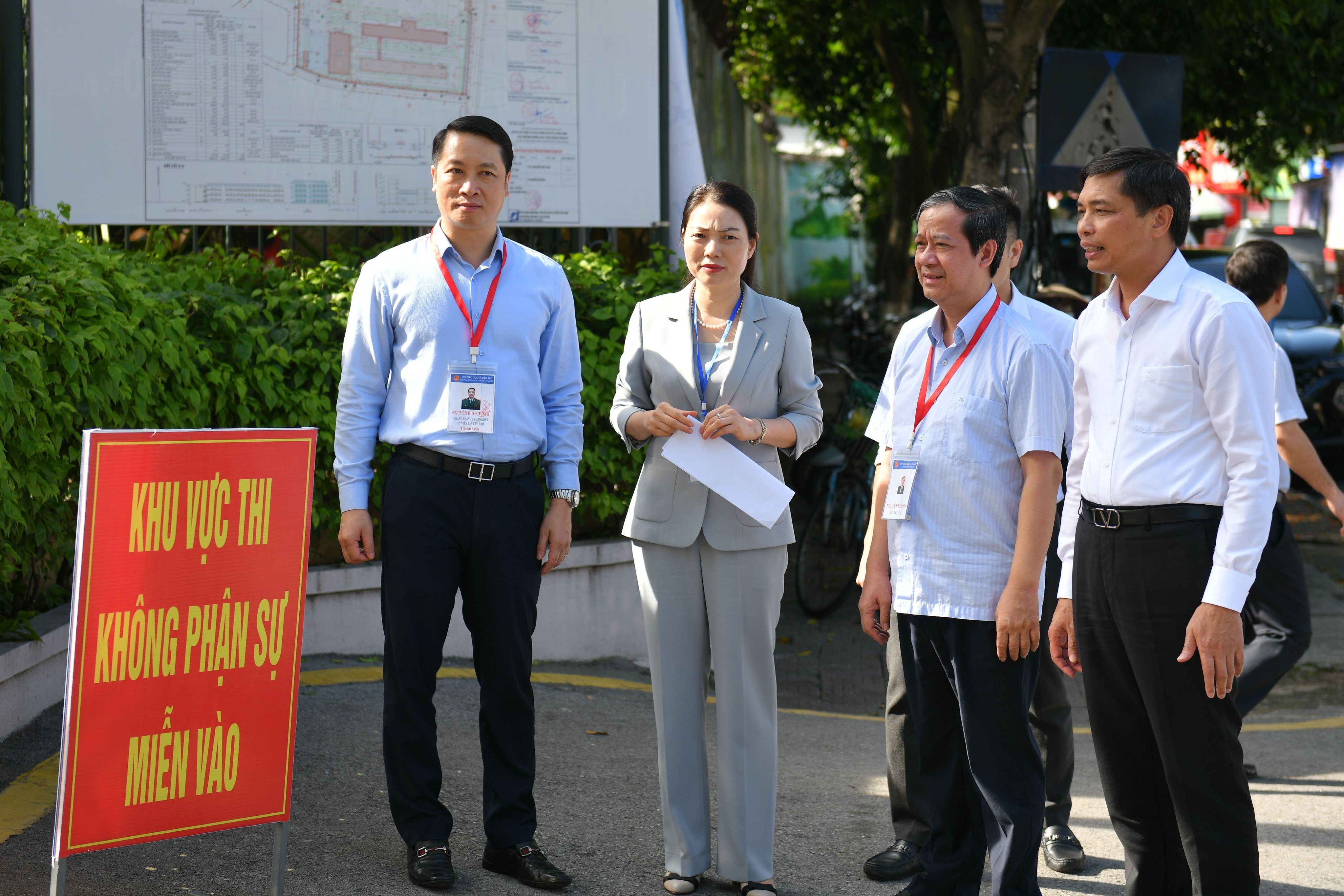 Bộ trưởng Nguyễn Kim Sơn kiểm tra công tác coi thi tại điểm thi Trường THPT Uông Bí. Bộ trưởng Nguyễn Kim Sơn kiểm tra công tác coi thi tại điểm thi Trường THPT Uông Bí.
