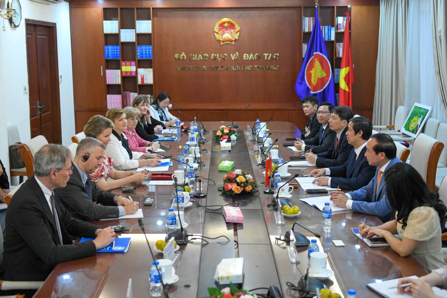 Bộ trưởng Nguyễn Kim Sơn đã tiếp Hoàng hậu Vương quốc Bỉ Mathilde tại trụ sở Bộ GD&ĐT. Bộ trưởng Nguyễn Kim Sơn đã tiếp Hoàng hậu Vương quốc Bỉ Mathilde tại trụ sở Bộ GD&ĐT.