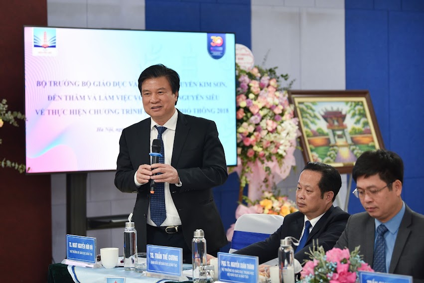 Tại buổi làm việc, Thứ trưởng Nguyễn Hữu Độ và lãnh đạo Vụ Giáo dục Trung học, Vụ Giáo dục Tiểu học đã trao đổi, đặt câu hỏi đến cán bộ, giáo viên nhà trường xung quanh việc triển khai chương trình mới. Tại buổi làm việc, Thứ trưởng Nguyễn Hữu Độ và lãnh đạo Vụ Giáo dục Trung học, Vụ Giáo dục Tiểu học đã trao đổi, đặt câu hỏi đến cán bộ, giáo viên nhà trường xung quanh việc triển khai chương trình mới.