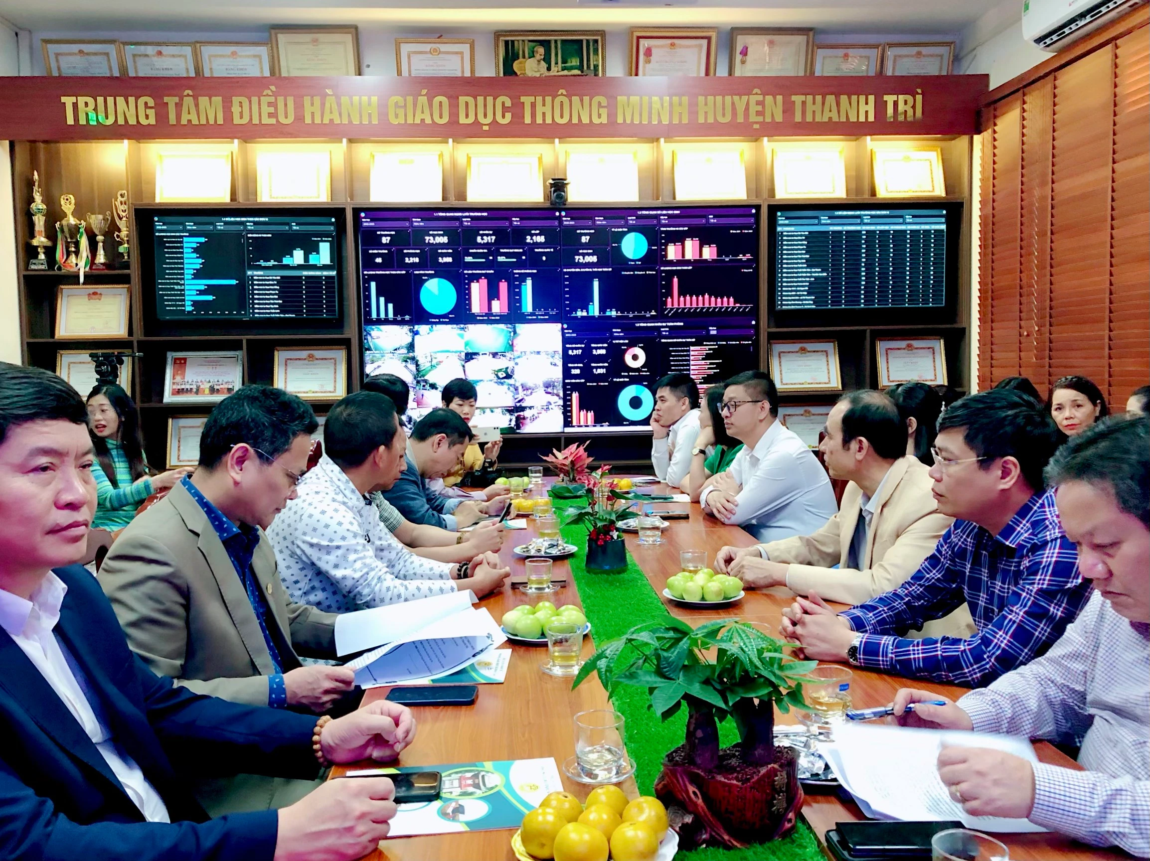 Các đại biểu dự khánh thành trung tâm điều hành giáo dục thông minh huyện Thanh Trì.