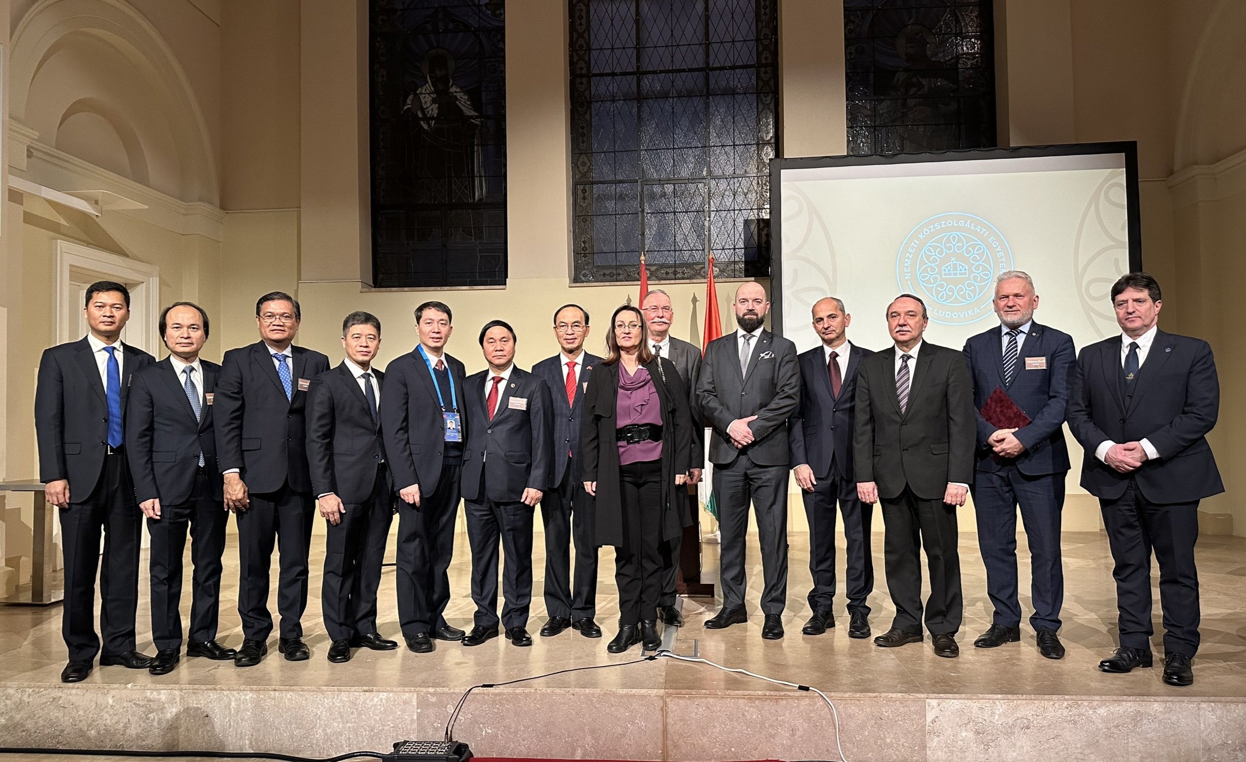 Đại diện các trường đại học của Việt Nam và Hungary tại sự kiện ký kết hợp tác.