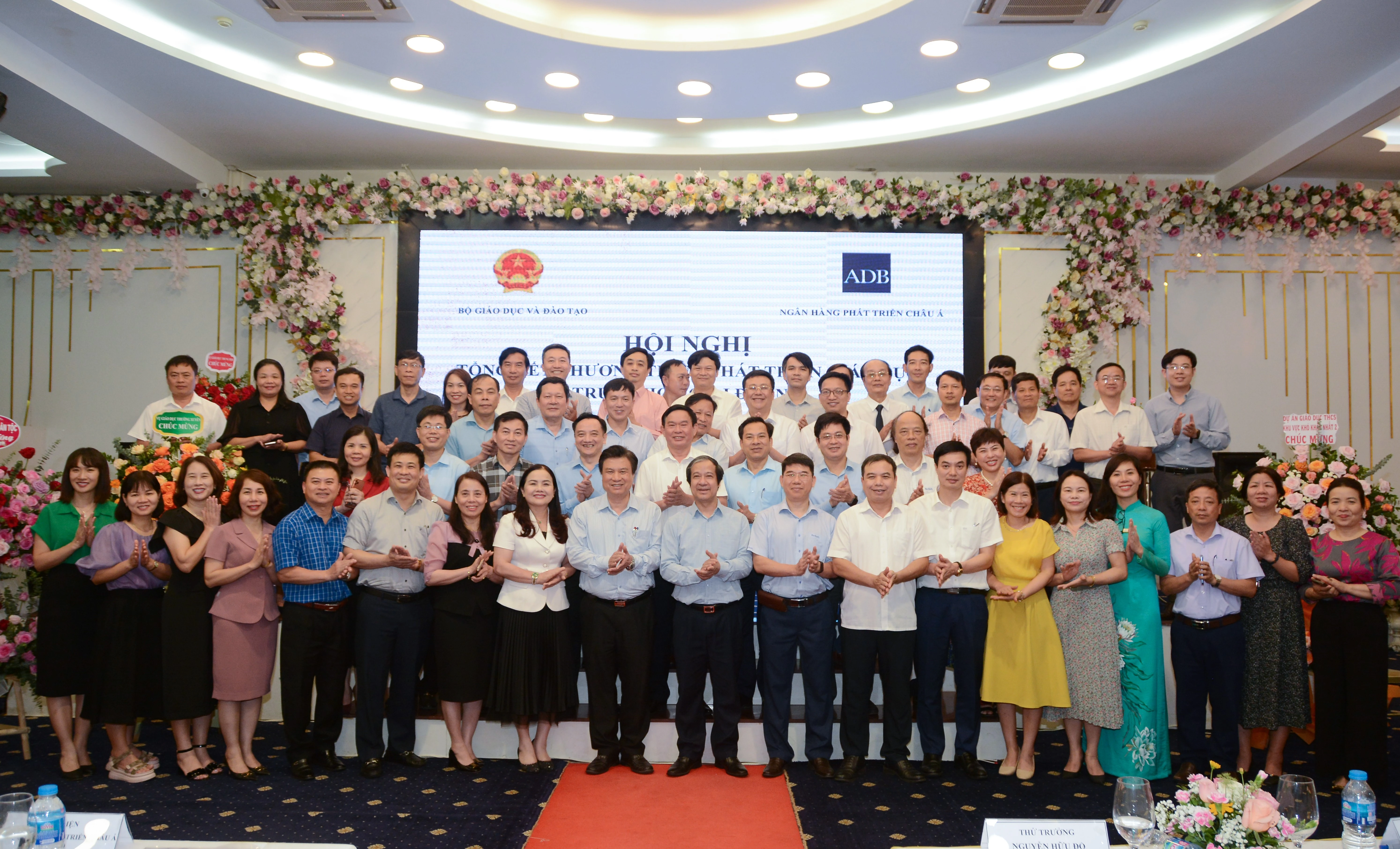 Bộ trưởng Nguyễn Kim Sơn, Thứ trưởng Nguyễn Hữu Độ chụp ảnh lưu niệm cùng các đại biểu dự hội nghị.