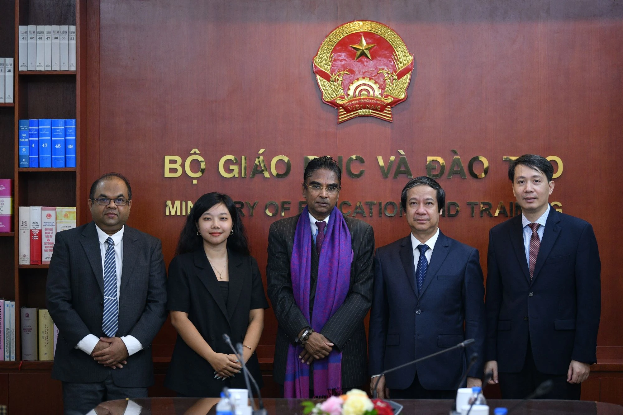 Đại diện Bộ GD&amp;ĐT và Đại sứ quán Sri Lanka tại Việt Nam chụp ảnh lưu niệm.