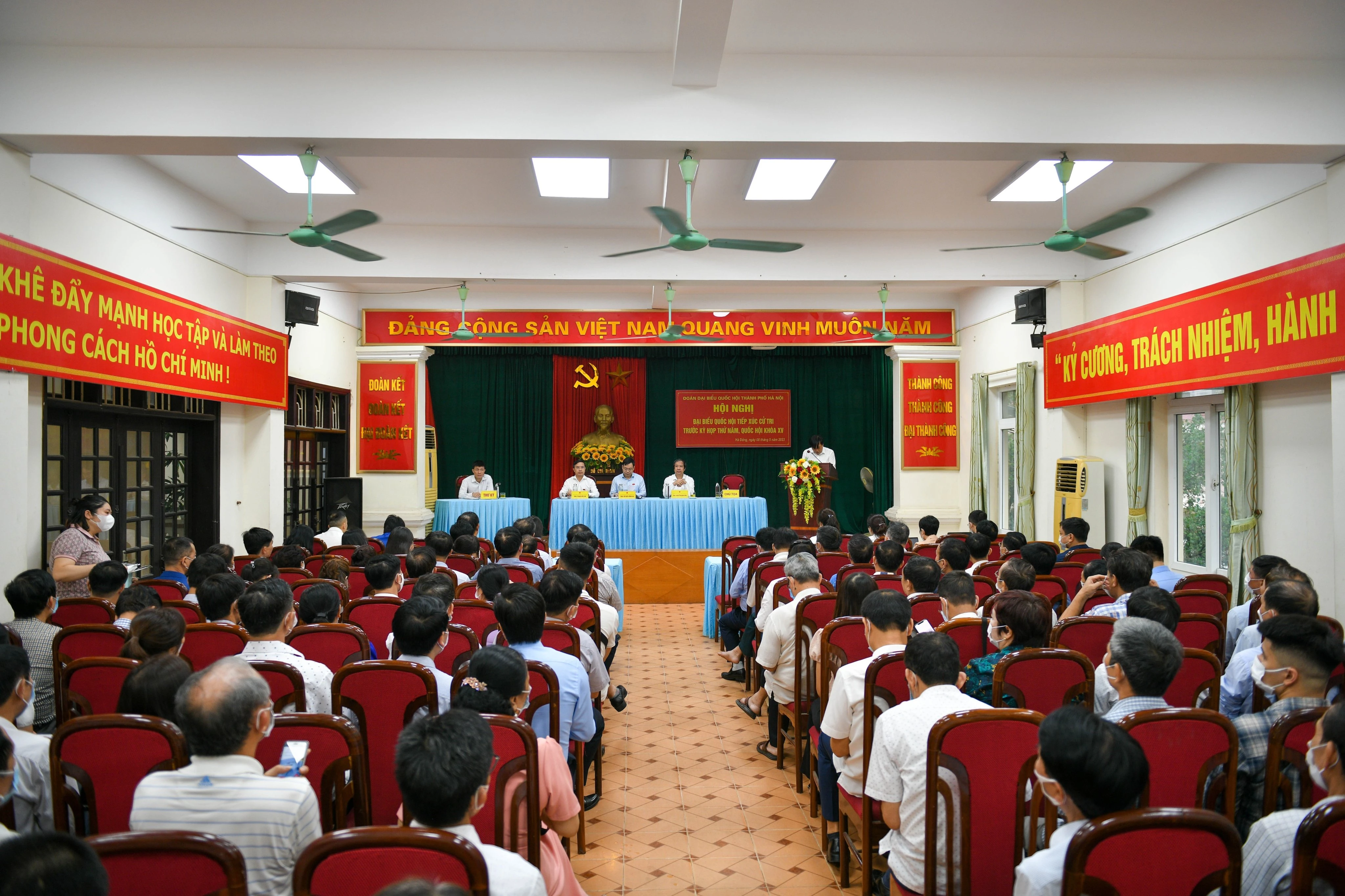 Hội nghị tiếp xúc cử tri quận Hà Đông với Đoàn đại biểu Quốc hội thành phố Hà Nội trước kỳ họp thứ 5 Quốc hội khóa 15.