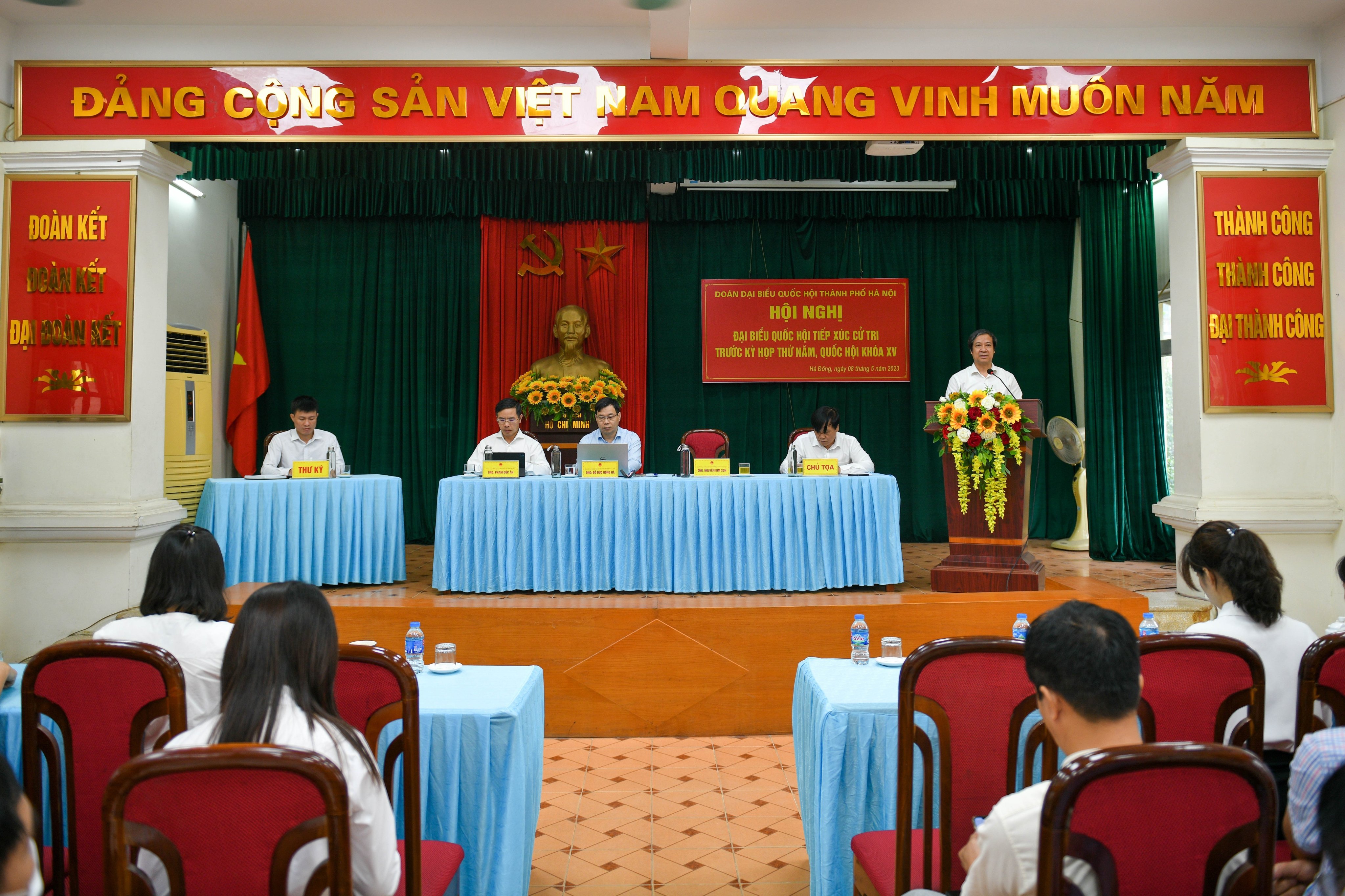 Nhiều vấn đề được cử tri quận Hà Đông gửi tới các đại biểu Quốc hội tại Hội nghị. Nhiều vấn đề được cử tri quận Hà Đông gửi tới các đại biểu Quốc hội tại Hội nghị.