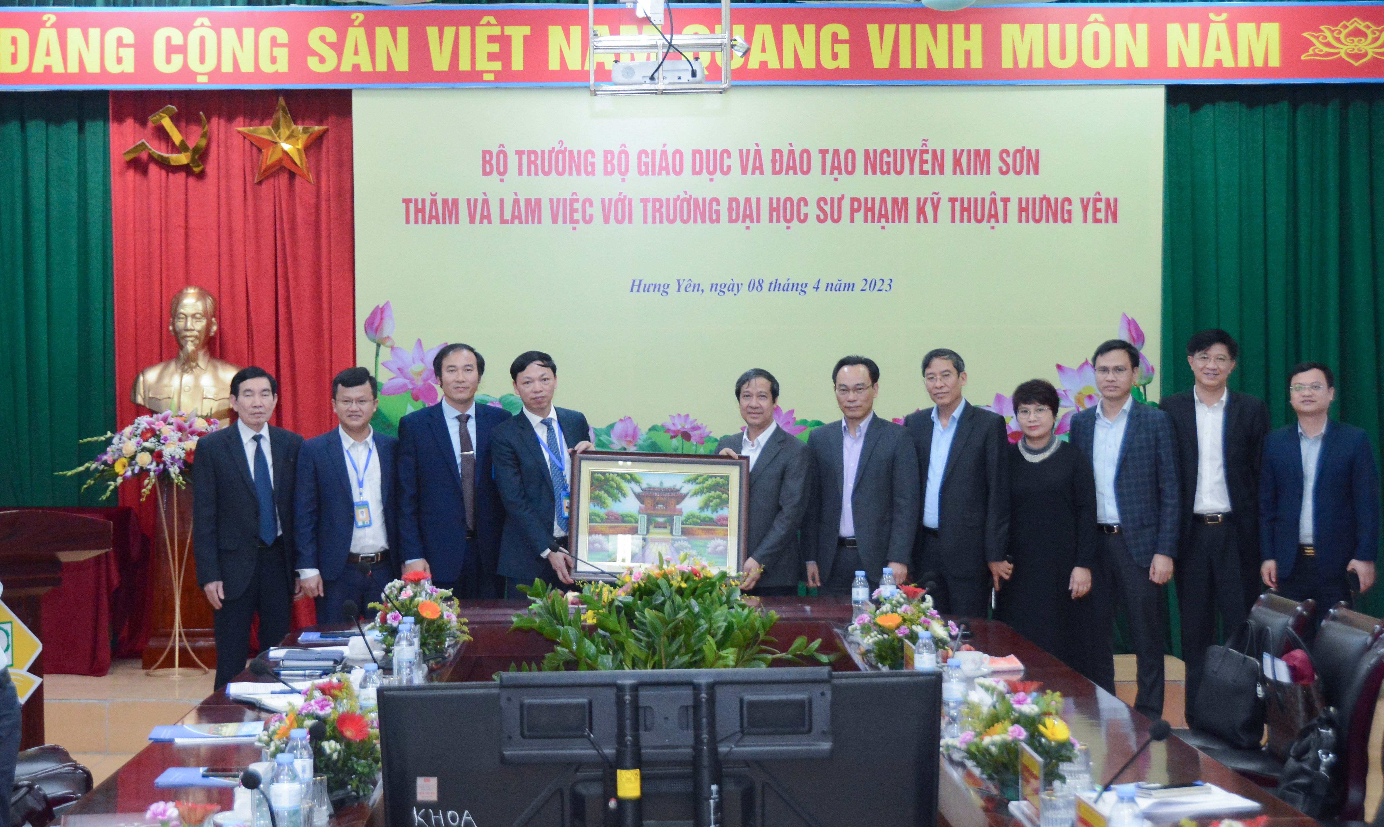 Bộ trưởng tặng quà lưu niệm cho Trường ĐH Sư phạm Kỹ thuật Hưng Yên nhân dịp đến thăm, làm việc với Trường.