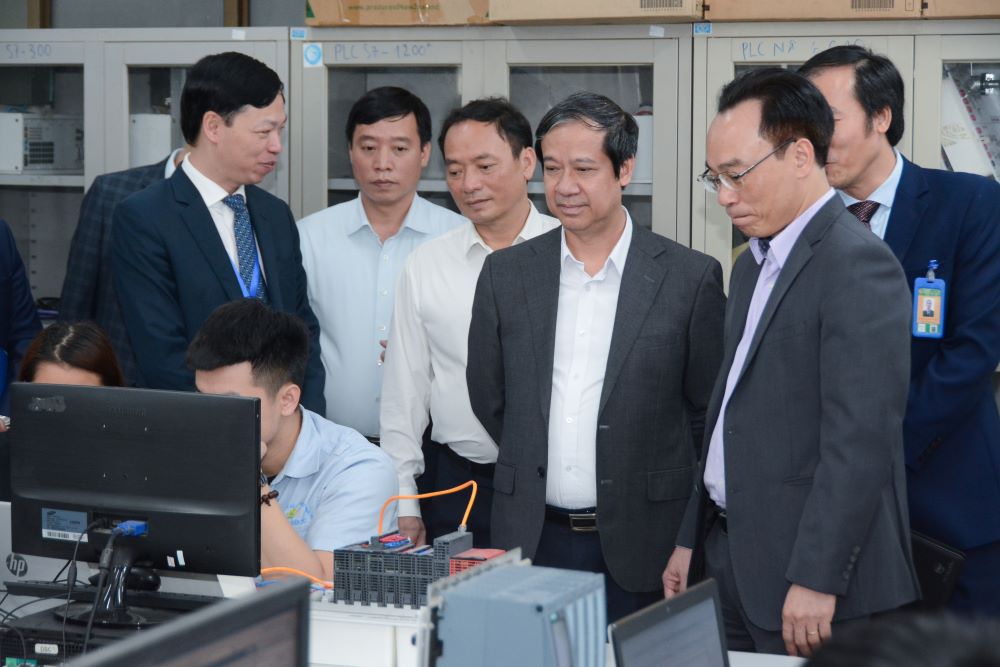 Bộ trưởng Nguyễn Kim Sơn, Thứ trưởng Hoàng Minh Sơn và đoàn công tác của Bộ GD&ĐT thăm cơ sở vật chất Trường ĐH Sư phạm Kỹ thuật Hưng Yên.