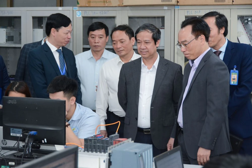 Bộ trưởng Nguyễn Kim Sơn, Thứ trưởng Hoàng Minh Sơn và đoàn công tác của Bộ GD&ĐT thăm cơ sở vật chất Trường ĐH Sư phạm Kỹ thuật Hưng Yên.