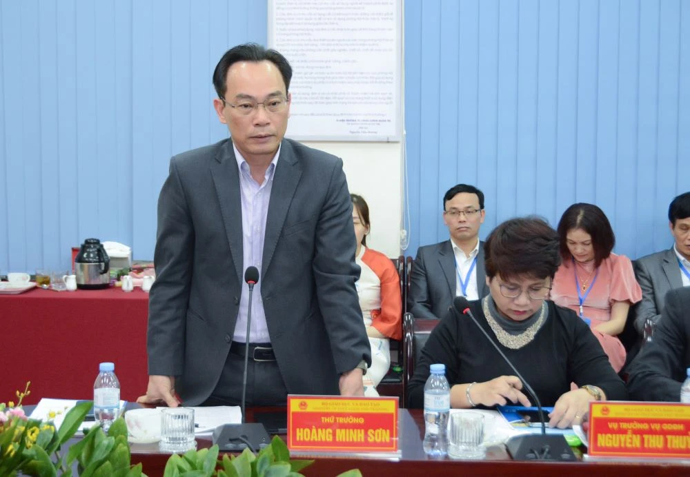 Thứ trưởng Hoàng Minh Sơn phát biểu tại buổi làm việc.