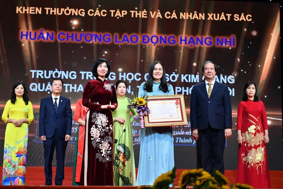 Bộ trưởng Nguyễn Kim Sơn trao Huân chương Độc Lập hạng nhì cho Trường THCS Kim Giang (Thanh Xuân). Bộ trưởng Nguyễn Kim Sơn trao Huân chương Độc Lập hạng nhì cho Trường THCS Kim Giang (Thanh Xuân).