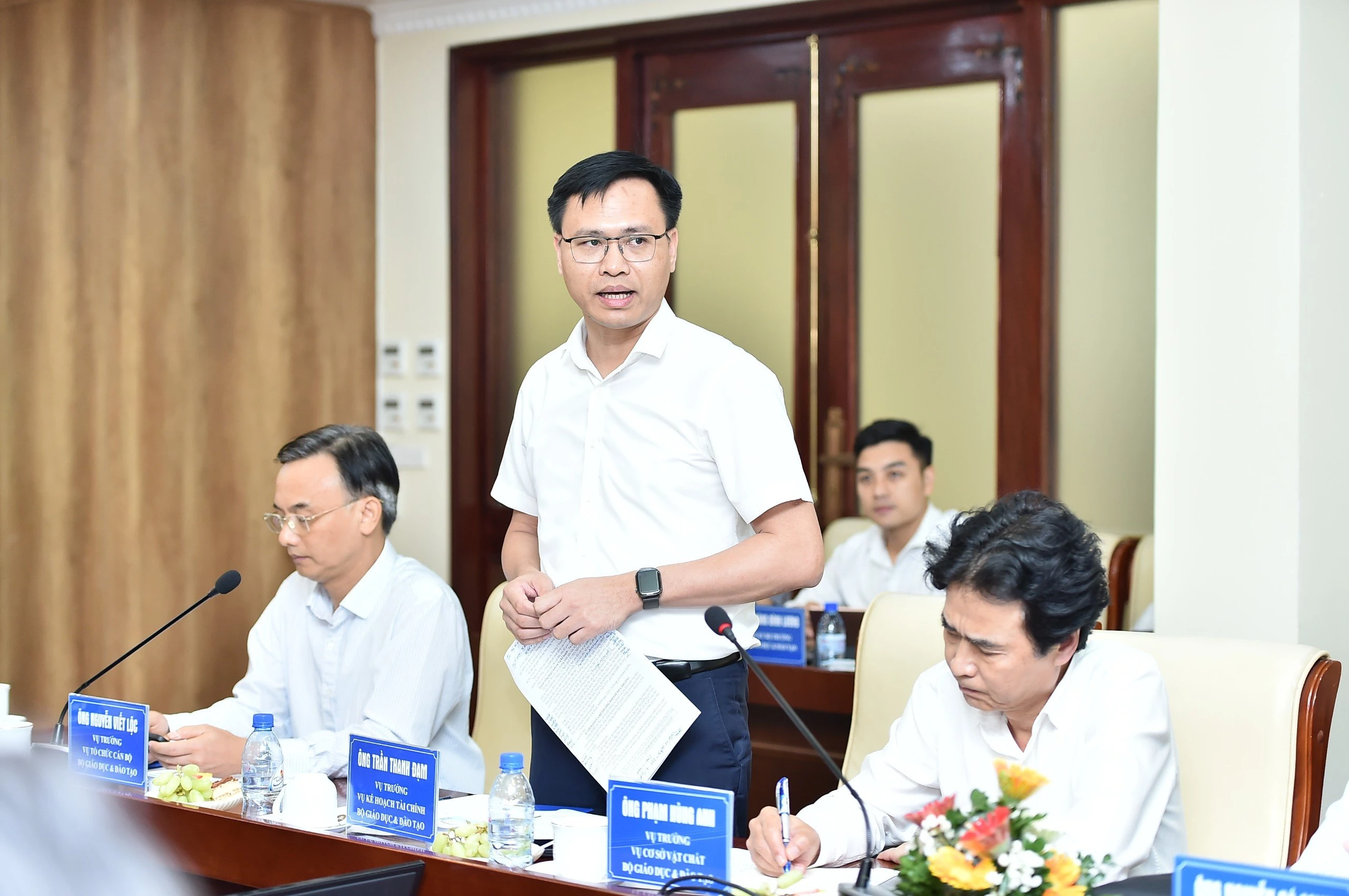 Đại diện các vụ, cục của Bộ GD&amp;ĐT phát biểu tại buổi làm việc.