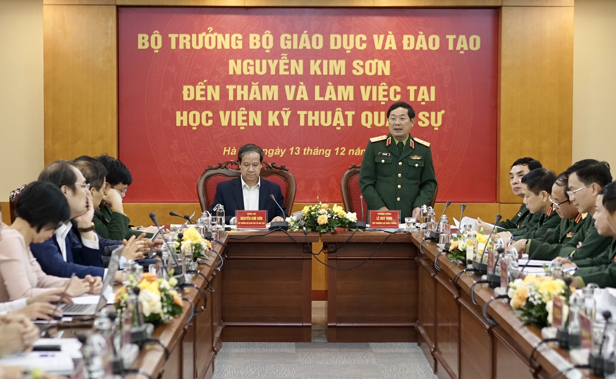 Thứ trưởng Bộ Quốc phòng Lê Huy Vịnh phát biểu tại buổi làm việc. Thứ trưởng Bộ Quốc phòng Lê Huy Vịnh phát biểu tại buổi làm việc.