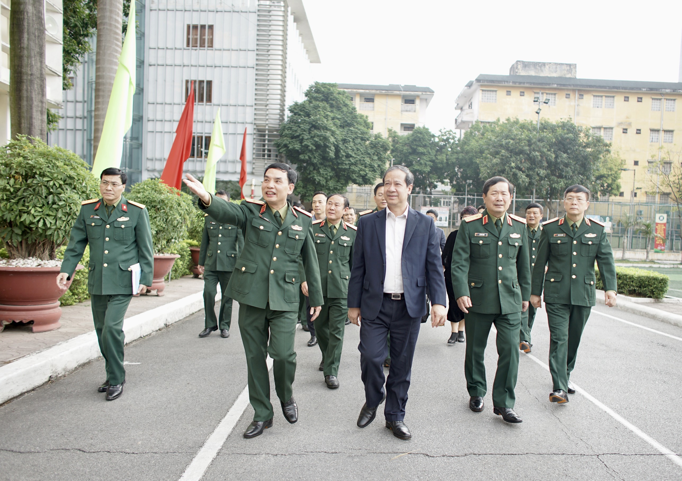 Bộ trưởng Bộ GD&ĐT Nguyễn Kim Sơn, Thứ trưởng Bộ Quốc phòng Lê Huy Vịnh và đoàn công tác thăm Học viện Kỹ thuật quân sự. Bộ trưởng Bộ GD&ĐT Nguyễn Kim Sơn, Thứ trưởng Bộ Quốc phòng Lê Huy Vịnh và đoàn công tác thăm Học viện Kỹ thuật quân sự.