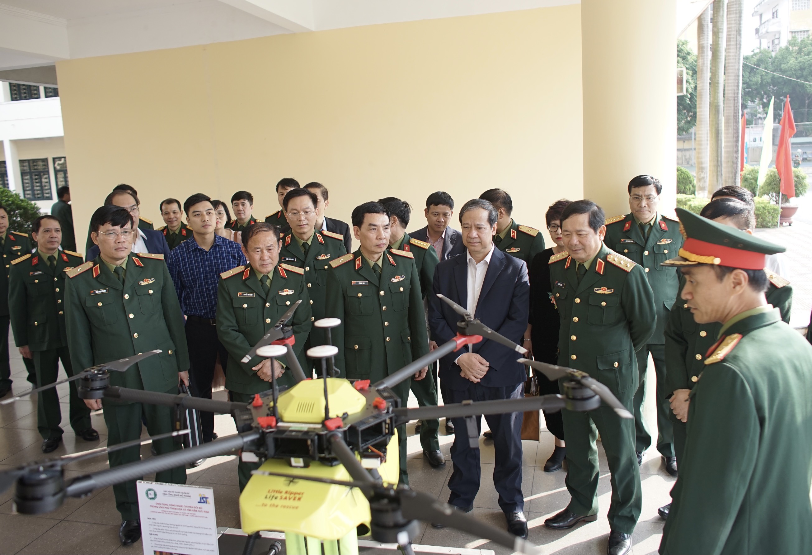 Từ hoạt động nghiên cứu khoa học, phát triển công nghệ, Học viện đã tạo ra một số sản phẩm khoa học và công nghệ lưỡng dụng, phục vụ nền kinh tế xã hội. Từ hoạt động nghiên cứu khoa học, phát triển công nghệ, Học viện đã tạo ra một số sản phẩm khoa học và công nghệ lưỡng dụng, phục vụ nền kinh tế xã hội.