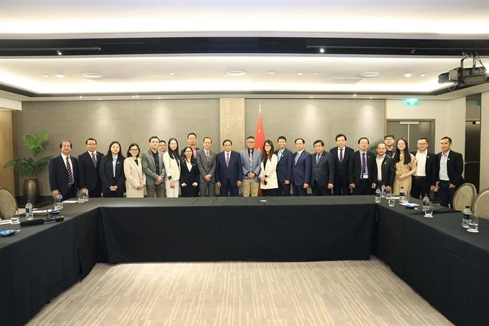 Thủ tướng và các bộ trưởng chụp ảnh lưu niệm cùng các các đại biểu - Ảnh: VGP/Nhật Bắc.