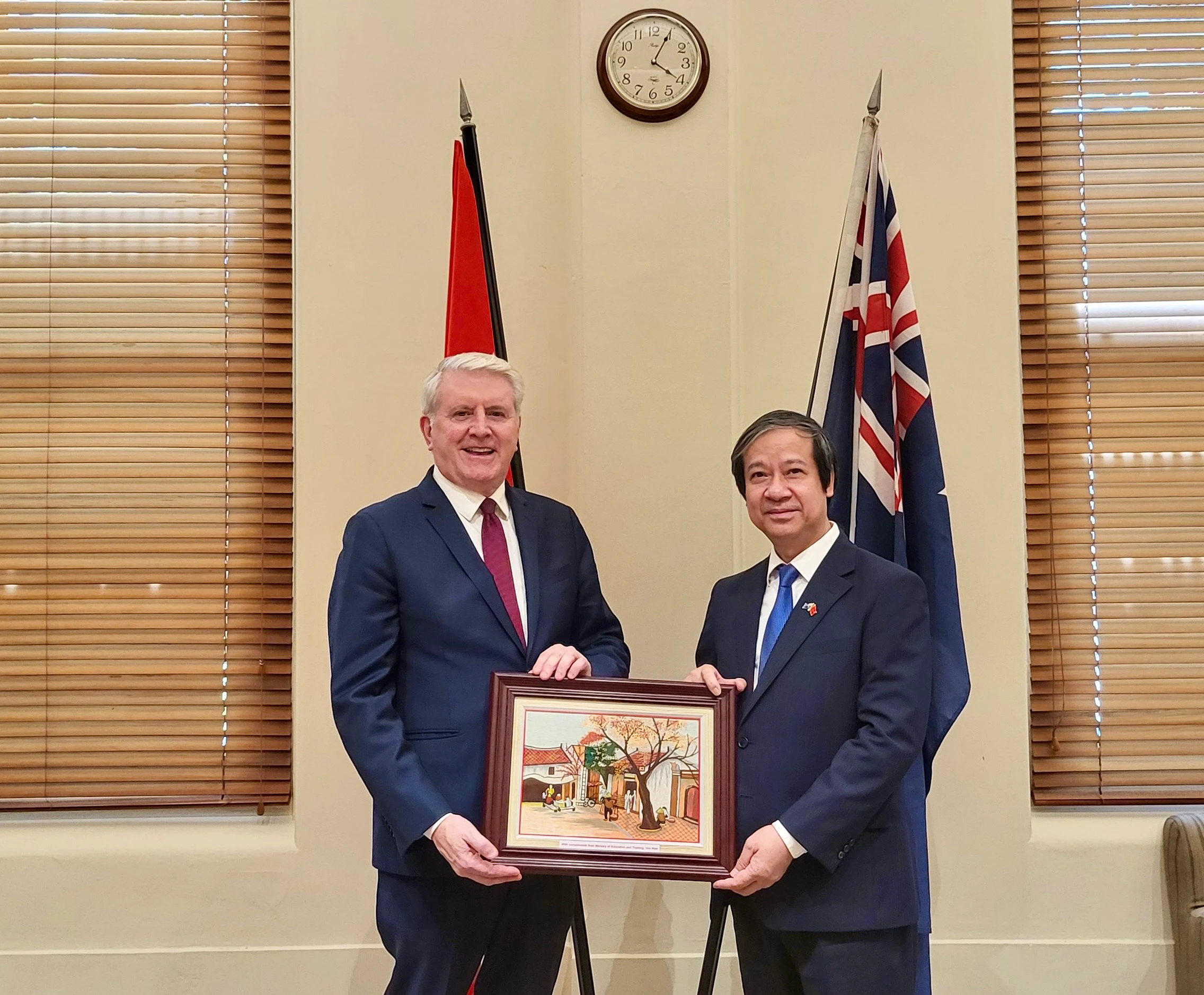 Bộ trưởng Nguyễn Kim Sơn tặng quà lưu niệm cho Bộ trưởng Brendan O'Connor.