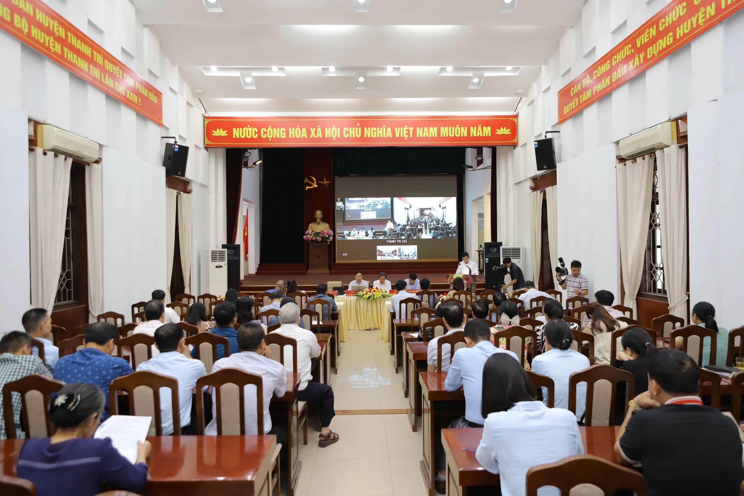 Hội nghị tiếp xúc cử tri tại điểm cầu HĐND-UBND huyện Thanh Trì.