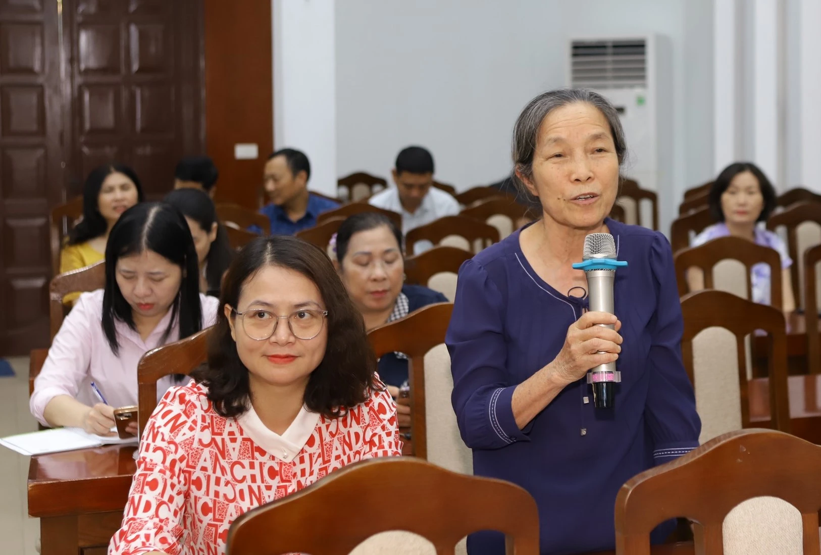 Cử tri gửi kiến nghị đến các Đại biểu Quốc hội.