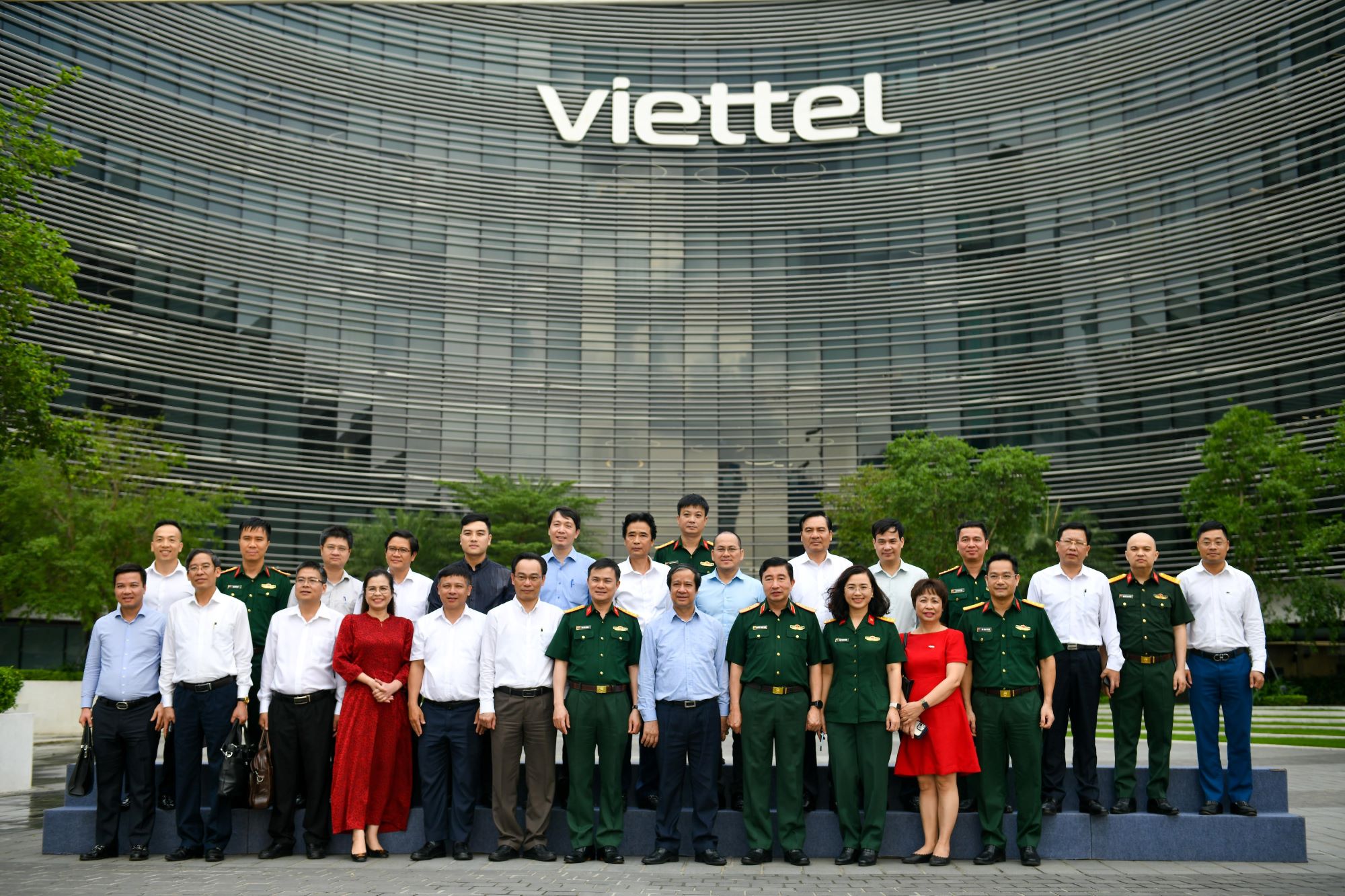 Bộ trưởng Nguyễn Kim Sơn, Thứ trưởng Hoàng Minh Sơn và đoàn công tác chụp ảnh lưu niệm với đại diện Tập đoàn Viettel. Bộ trưởng Nguyễn Kim Sơn, Thứ trưởng Hoàng Minh Sơn và đoàn công tác chụp ảnh lưu niệm với đại diện Tập đoàn Viettel.