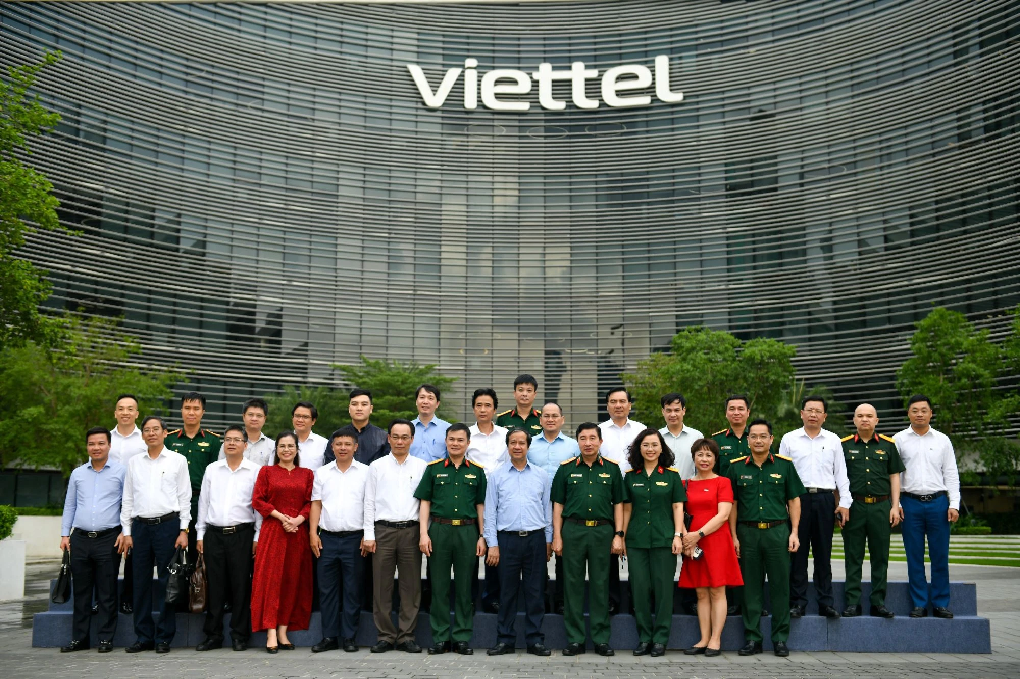 Bộ trưởng Nguyễn Kim Sơn, Thứ trưởng Hoàng Minh Sơn và đoàn công tác chụp ảnh lưu niệm với đại diện Tập đoàn Viettel. Bộ trưởng Nguyễn Kim Sơn, Thứ trưởng Hoàng Minh Sơn và đoàn công tác chụp ảnh lưu niệm với đại diện Tập đoàn Viettel.