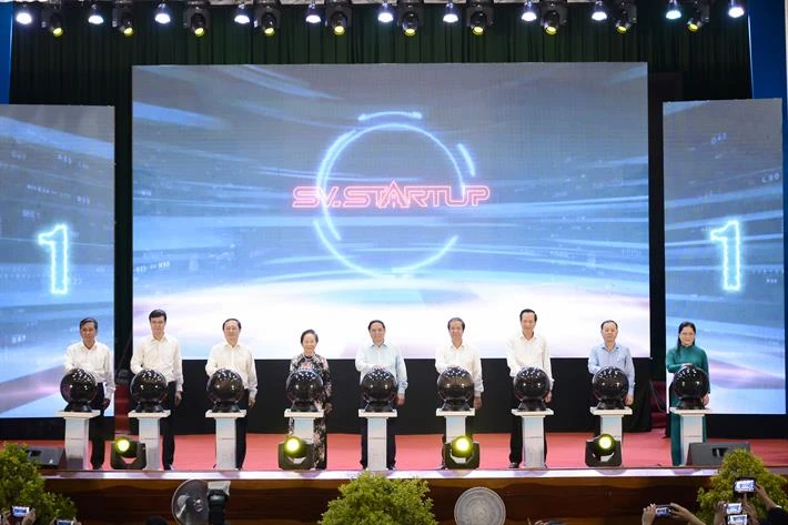 Thủ tướng Phạm Minh Chính và các đại biểu thực hiện nghi thức phát động Ngày hội Khởi nghiệp quốc gia HSSV.